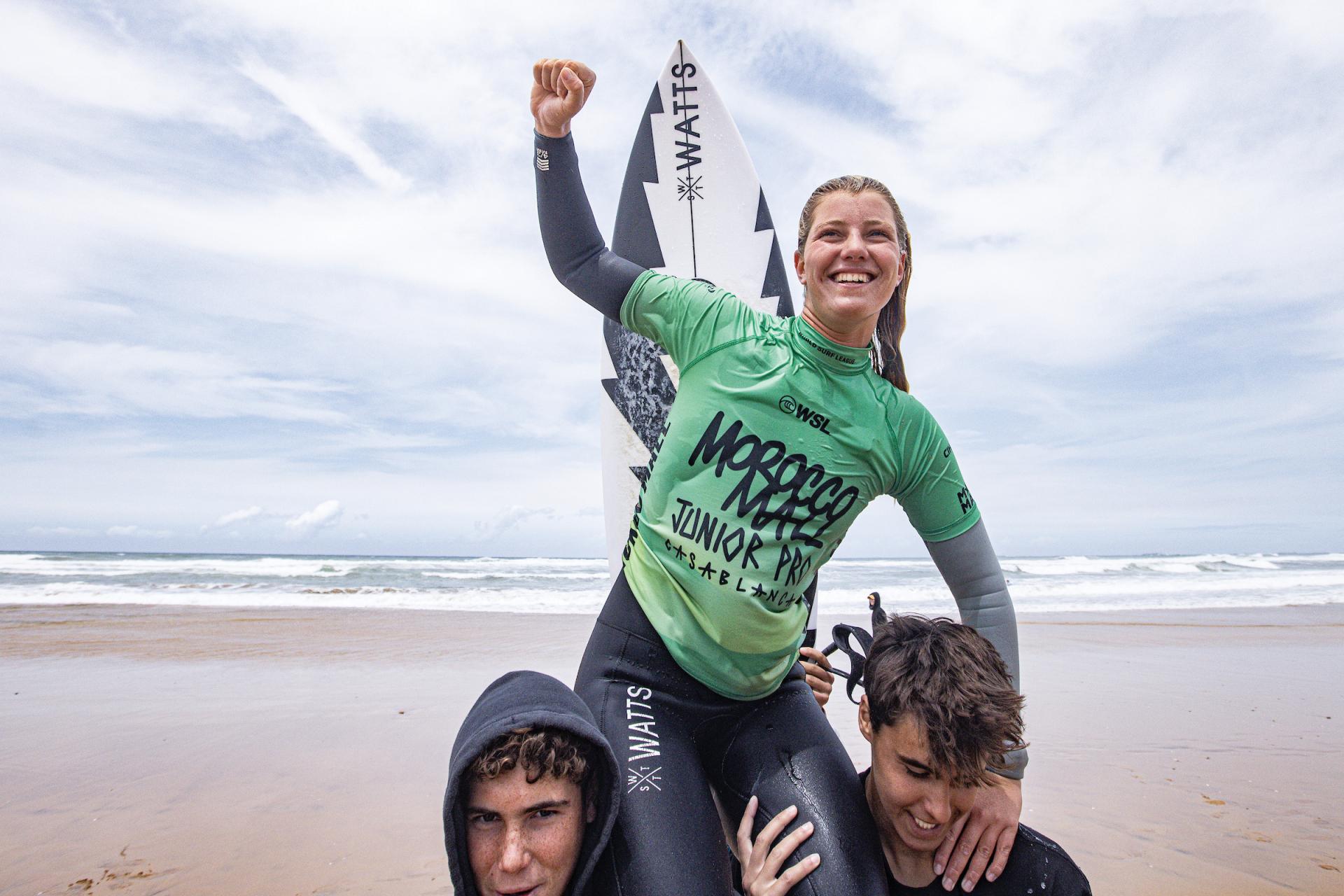 Sol Borelli célèbre sa victoire avec le public - Morocco Mall Junior Pro Casablanca 2026 - Journée finale