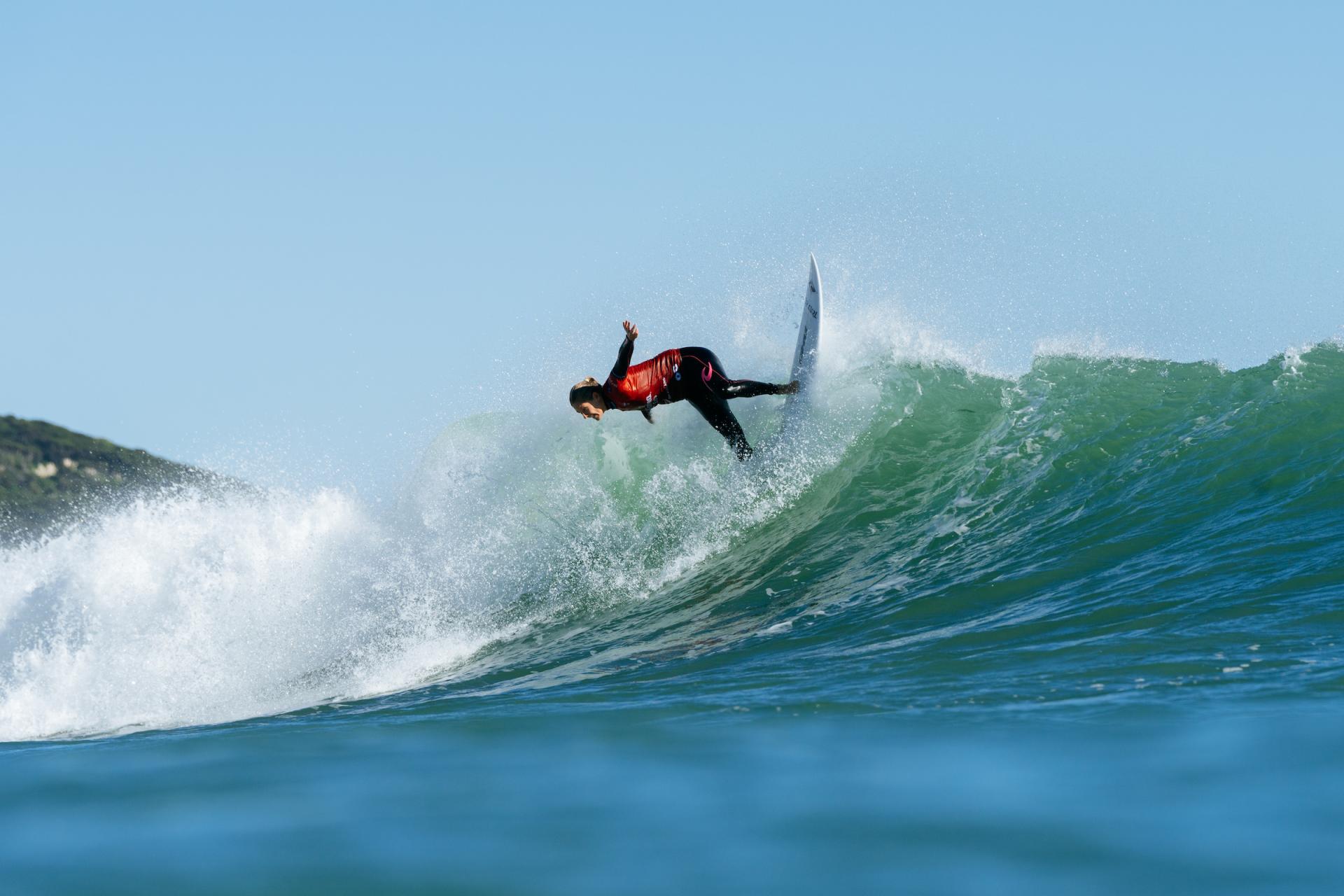 Stephanie Gilmore engage un turn de relance à Manu Bay - Corona Cero New Zealand Pro 2026 - Journée 1
