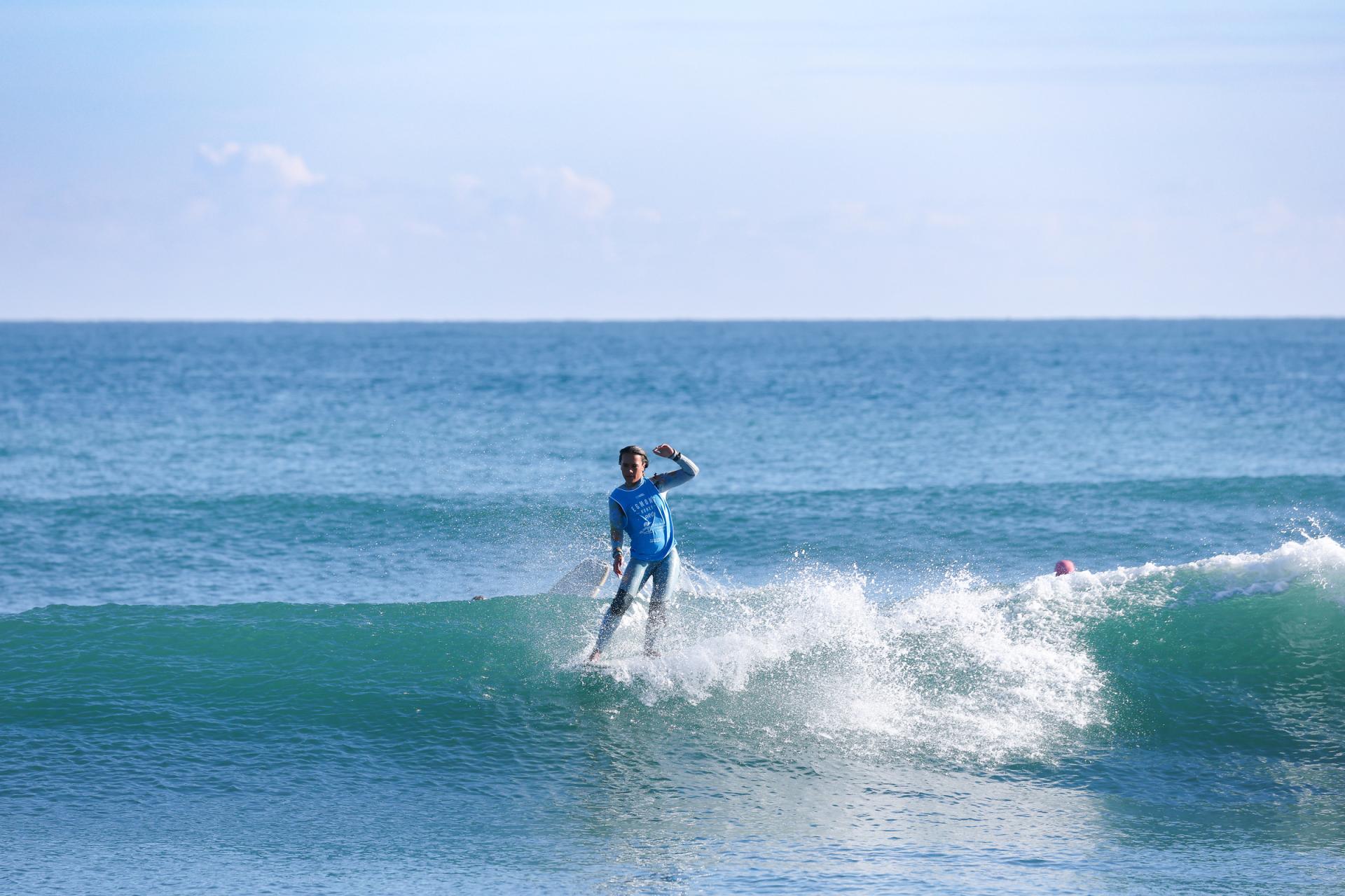 Te Waiotu Fairlie à l'engagement sur la vague - Egmont Honey Pro LQS Taranaki Longboard Classic 2026 - Journée 1