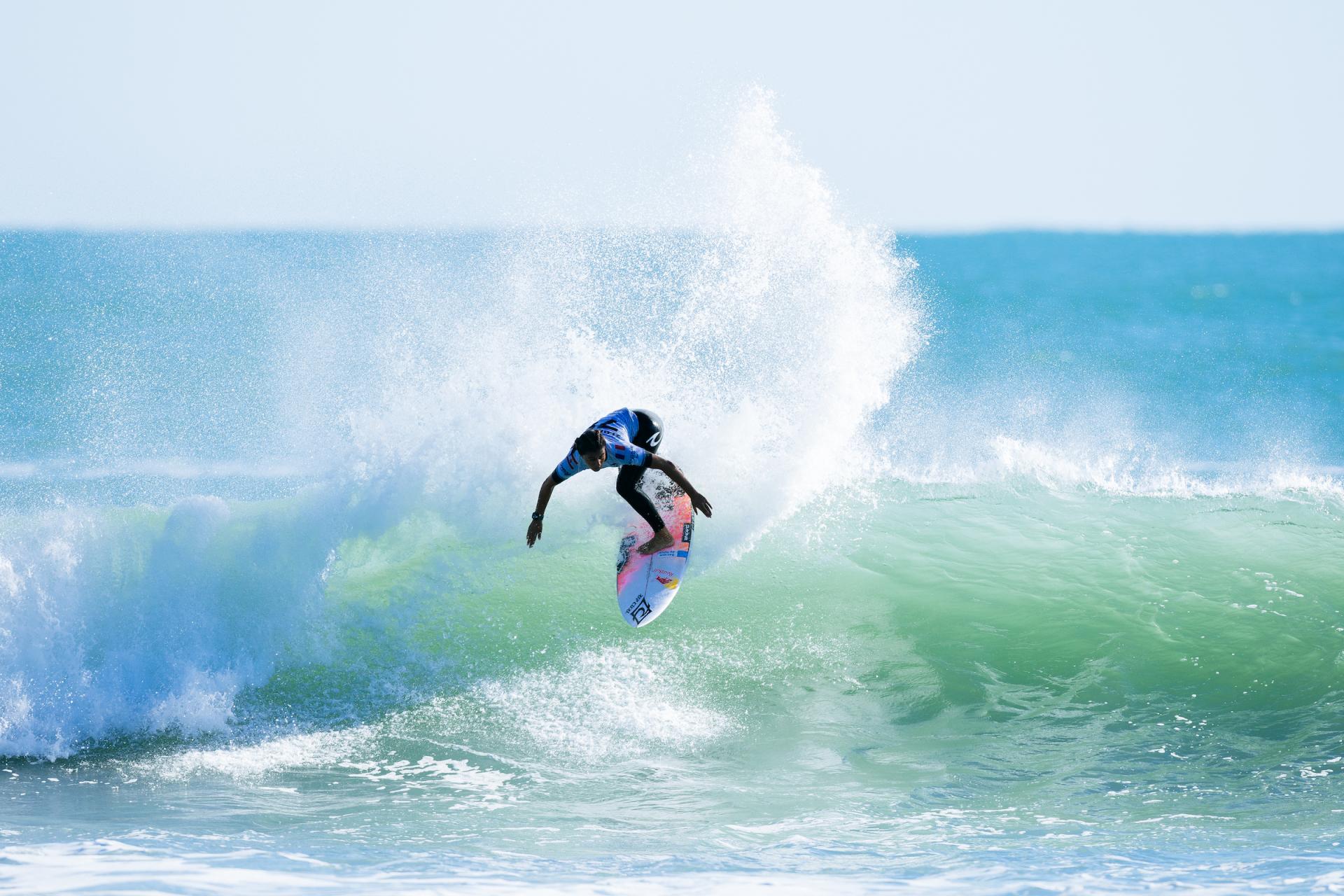 Tya Zebrowski en haut de vague à Manu Bay