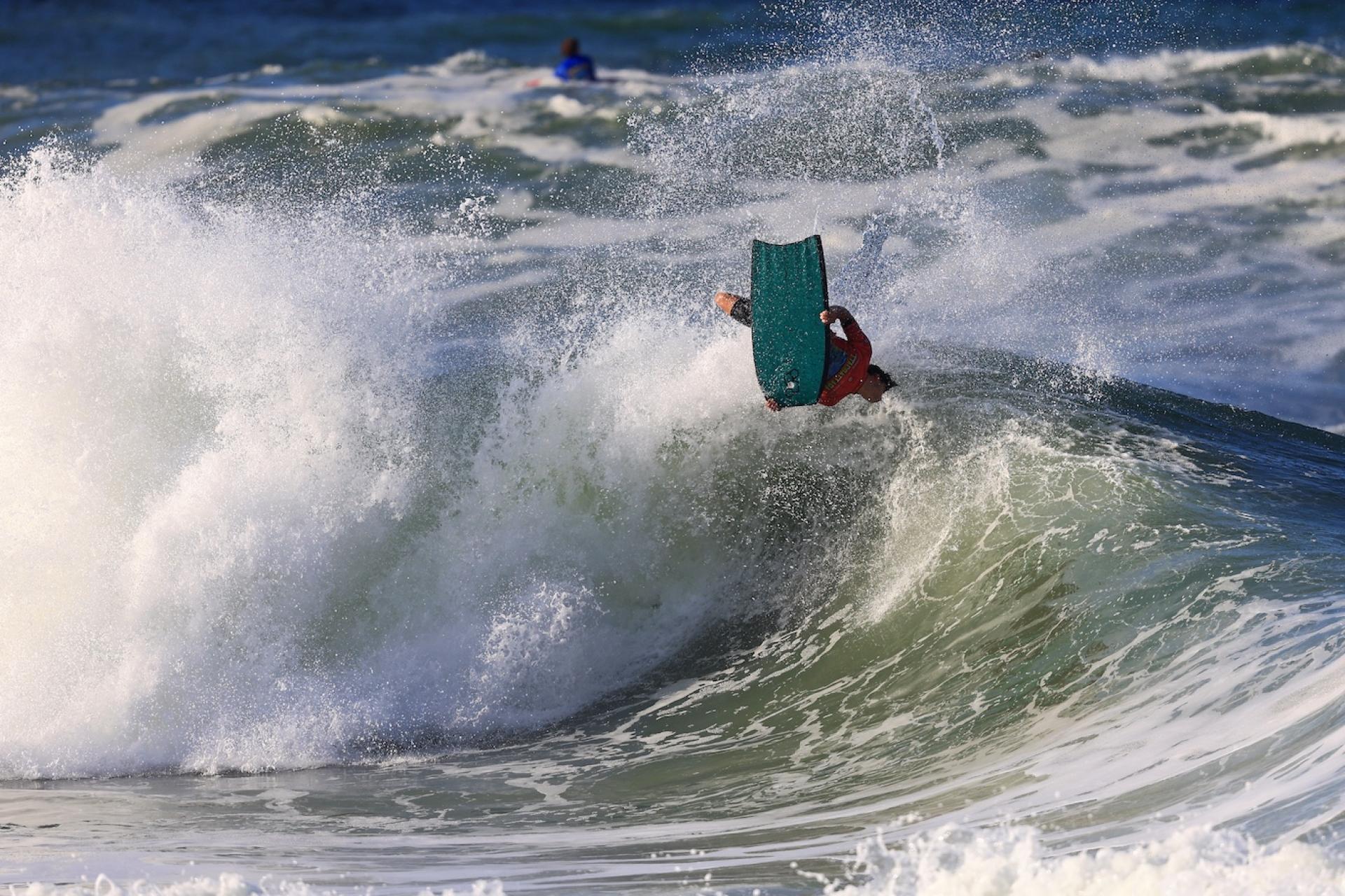 Un rider déclenche un backflip sur la section - Itacoatiara Pro 2026 - Journée 1