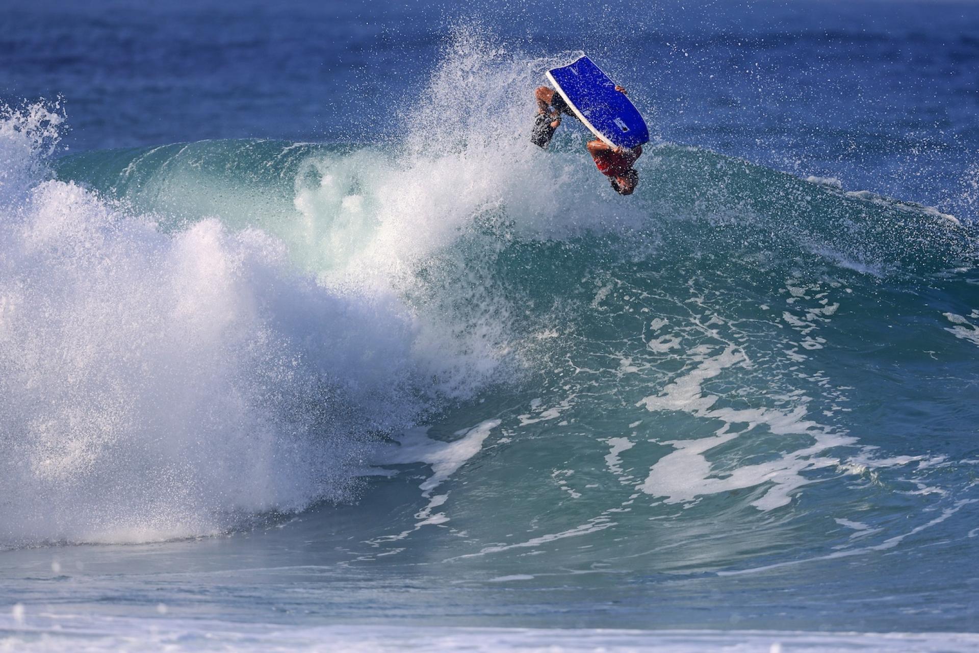 Un rider en backflip sur la vague à Itacoatiara - Itacoatiara Pro 2026 - Journée 2