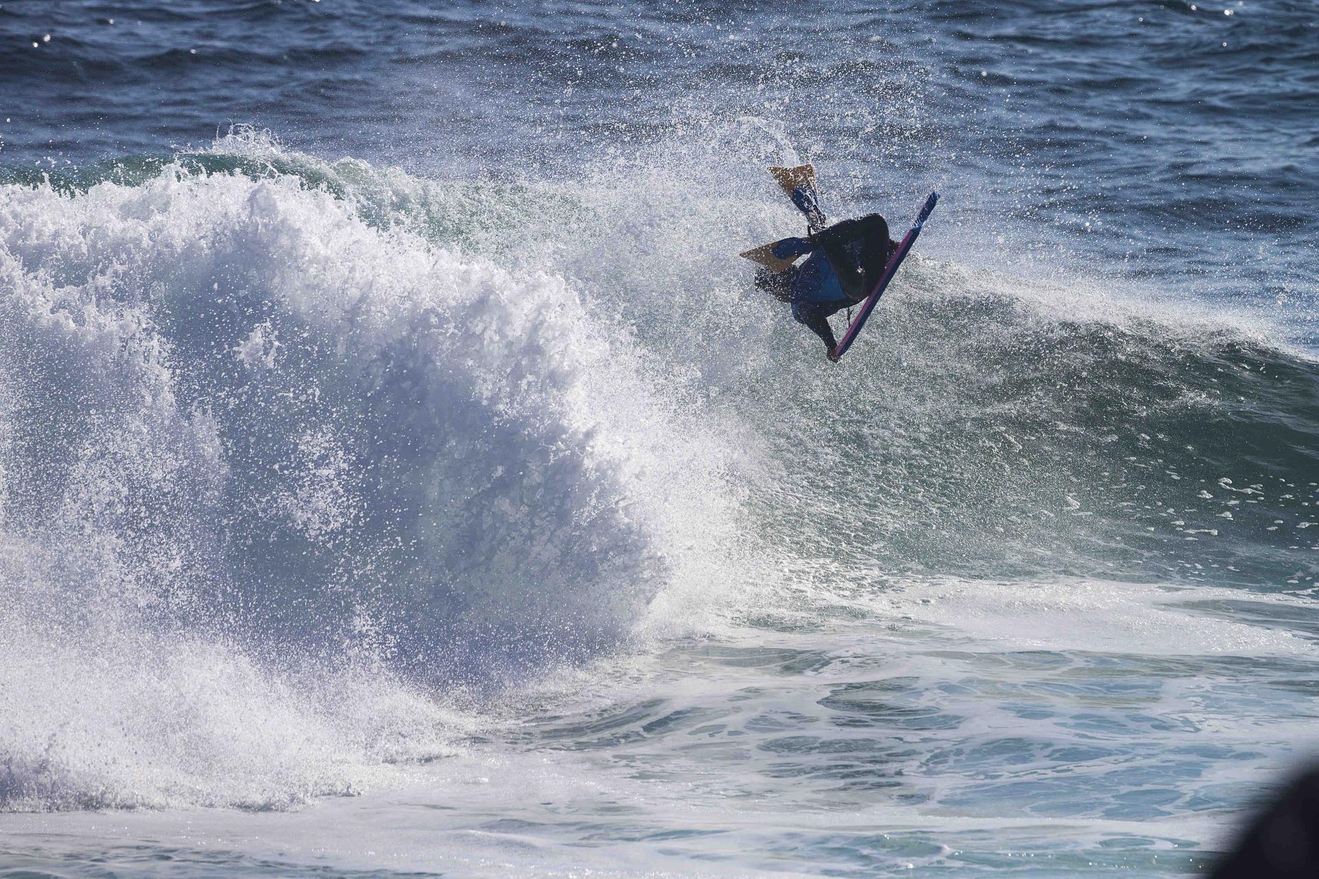 Un rider en rotation au-dessus de la lèvre - Antofagasta Bodyboard Festival 2026 - Journée 4