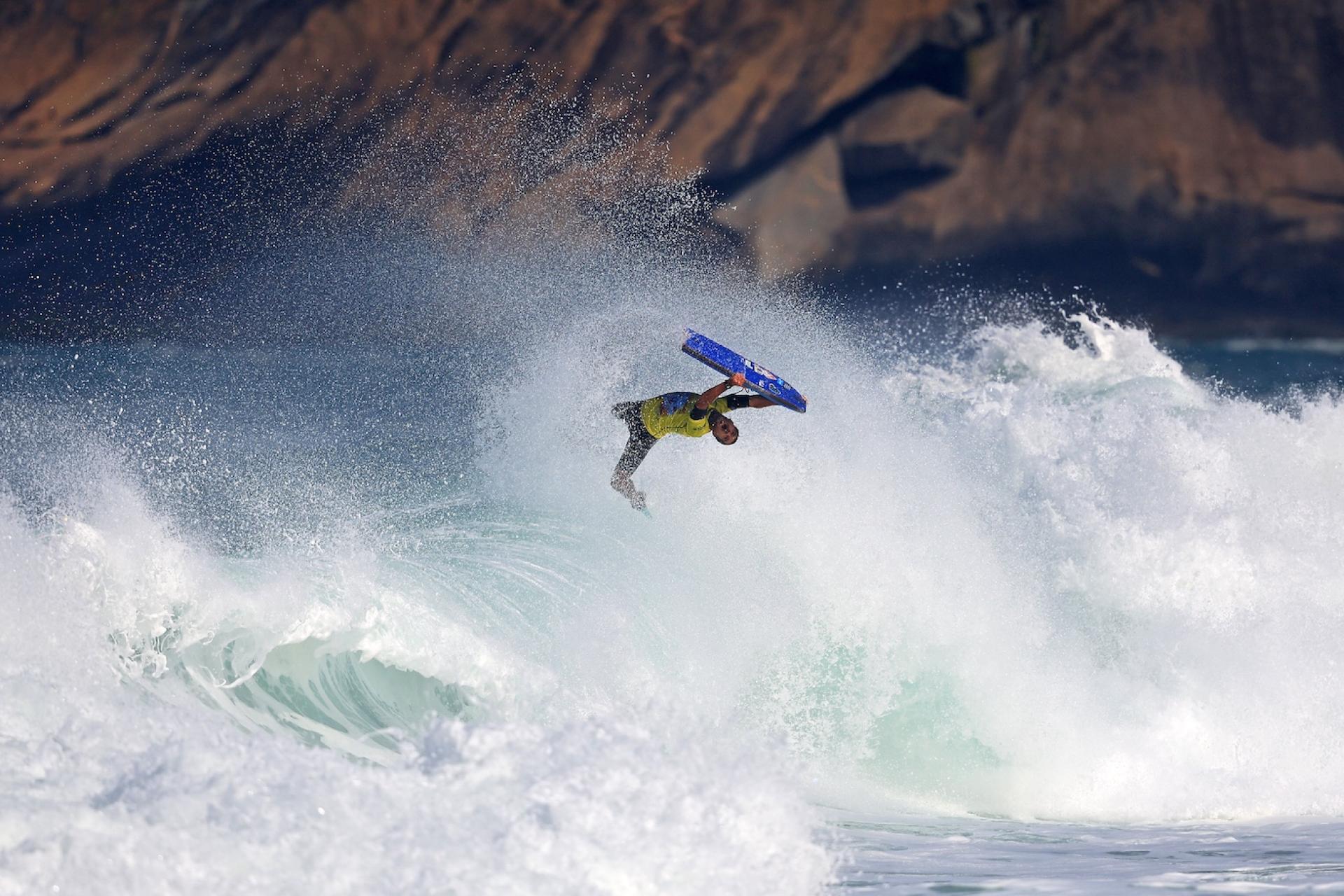 Uri Valadão en invert sur la section au large d'Itacoatiara - Itacoatiara Pro 2026 - Journée 2