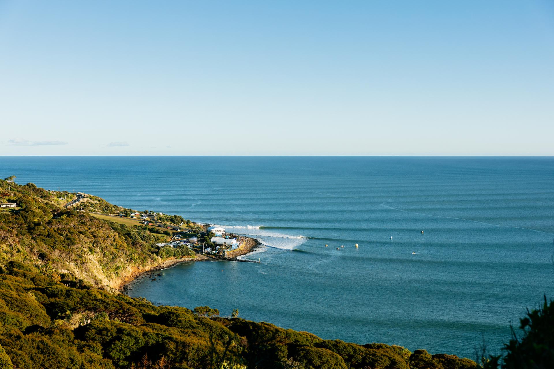 Vue d’ensemble de Raglan et des séries qui déroulent à Manu Bay - Corona Cero New Zealand Pro 2026 - Journée 2