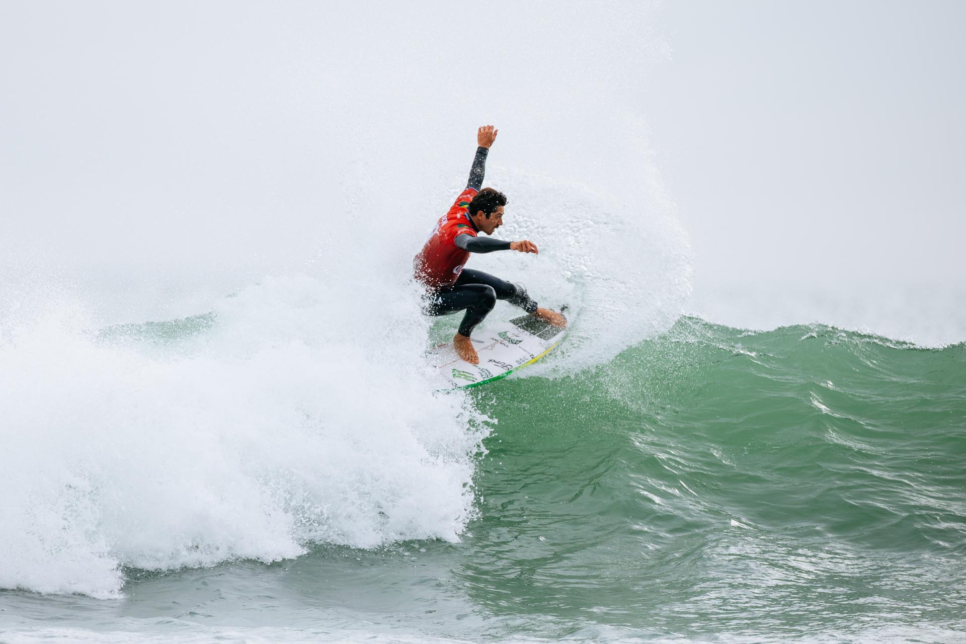 Yago Dora en transition entre deux sections à Raglan, Heat 5 du Round 3 - Corona Cero New Zealand Pro 2026 - Journée 3