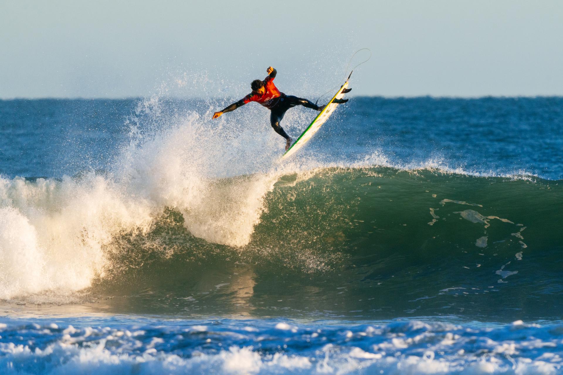 Yago Dora décolle en air reverse au-dessus de la section - Corona Cero New Zealand Pro 2026 - Journée 2