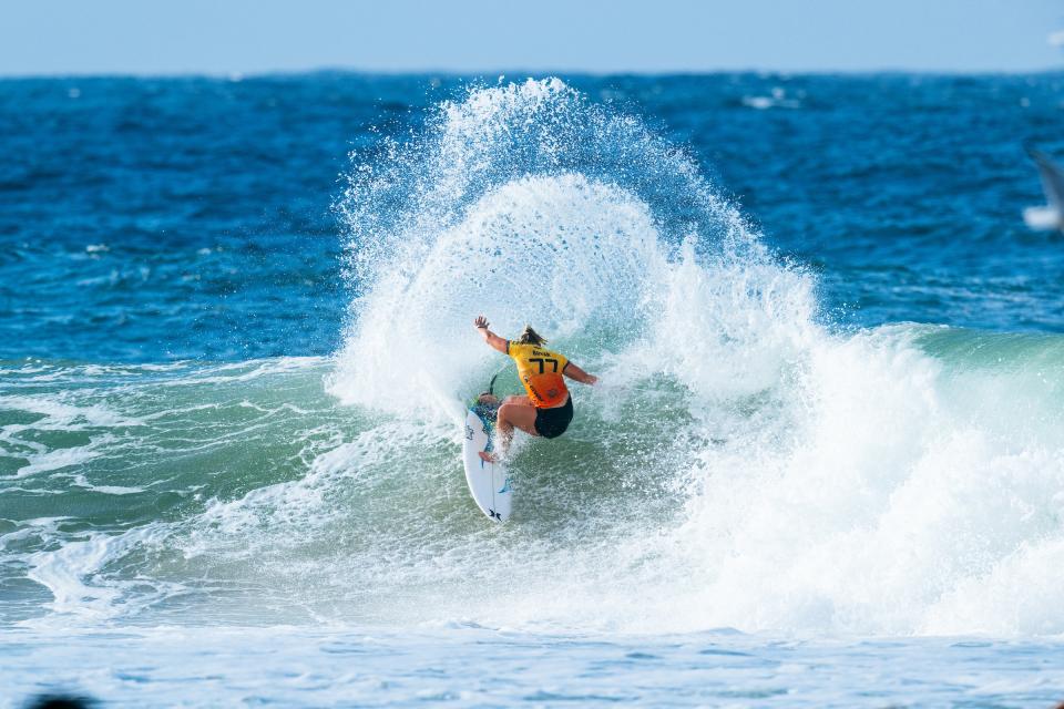 Gabriela Bryan envoie un hook backside spectaculaire à Snapper Rocks lors du Bonsoy Gold Coast Pro 2026