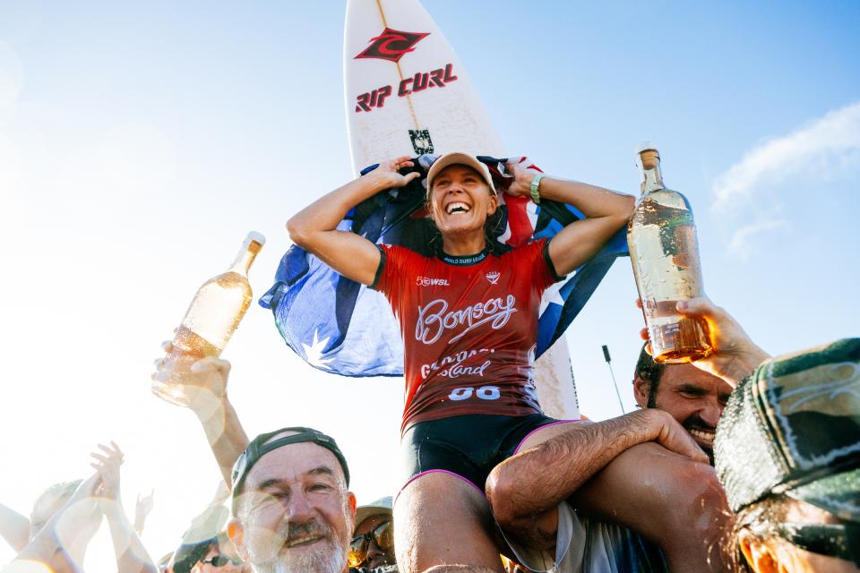 Stephanie Gilmore portée par la foule après sa victoire à Snapper
