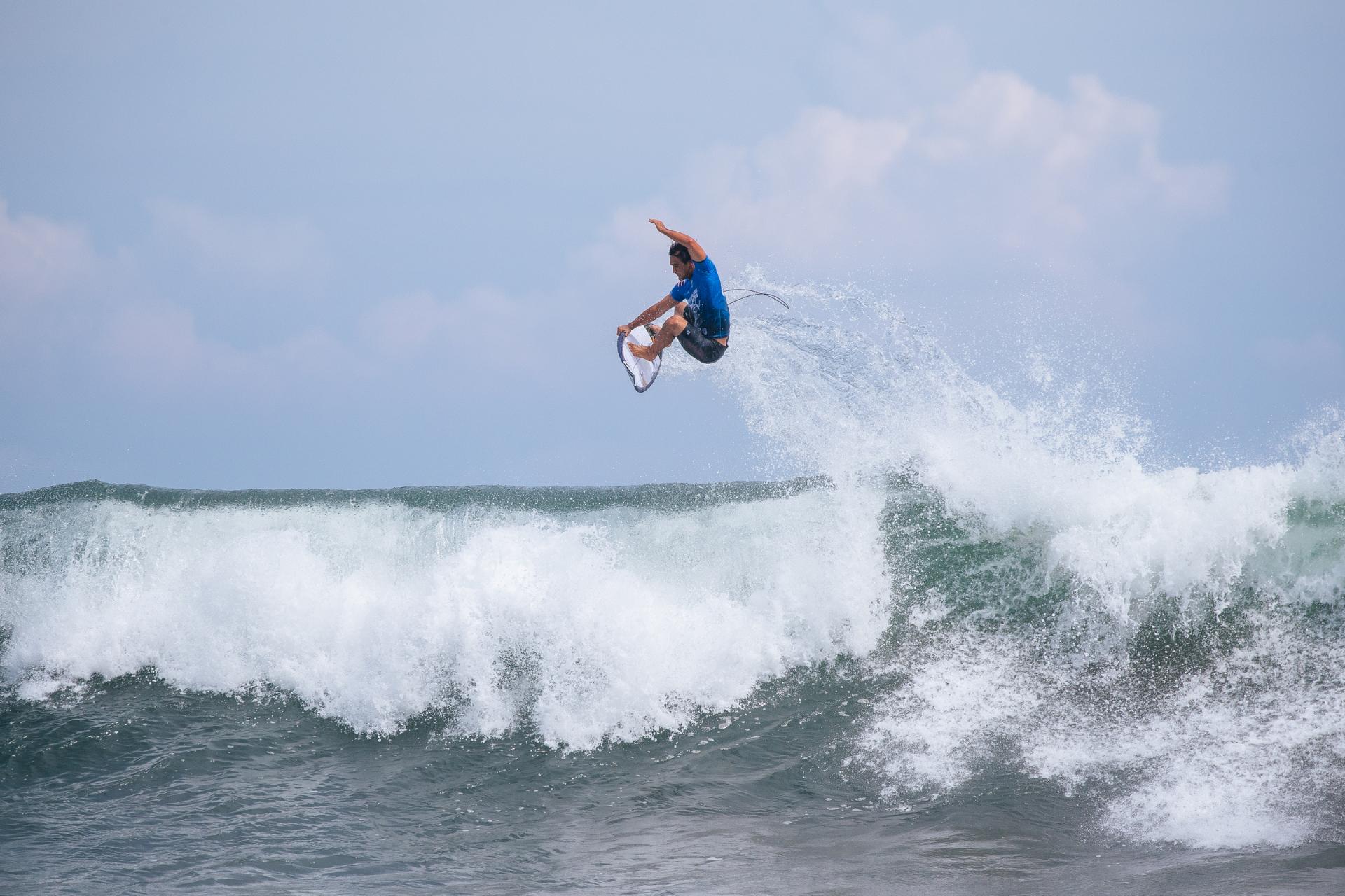 Barron Mamiya sur la vague à Punta Roca - Surf City El Salvador Pro 2026 - Journée 2