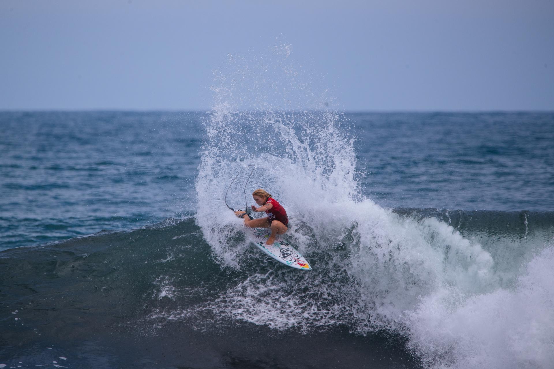 Caitlin Simmers sur la vague à Punta Roca