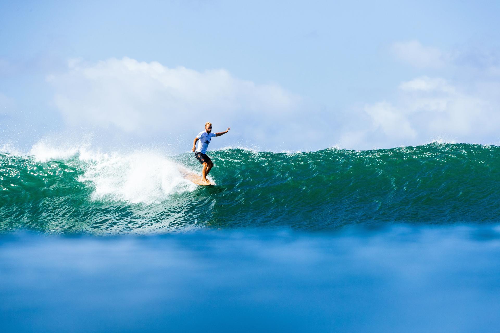 Ethan Speltz dans le tempo de la série à Ala Moana Bowls - Local Motion Surf Into Summer Longboard 2026 - Journée 1