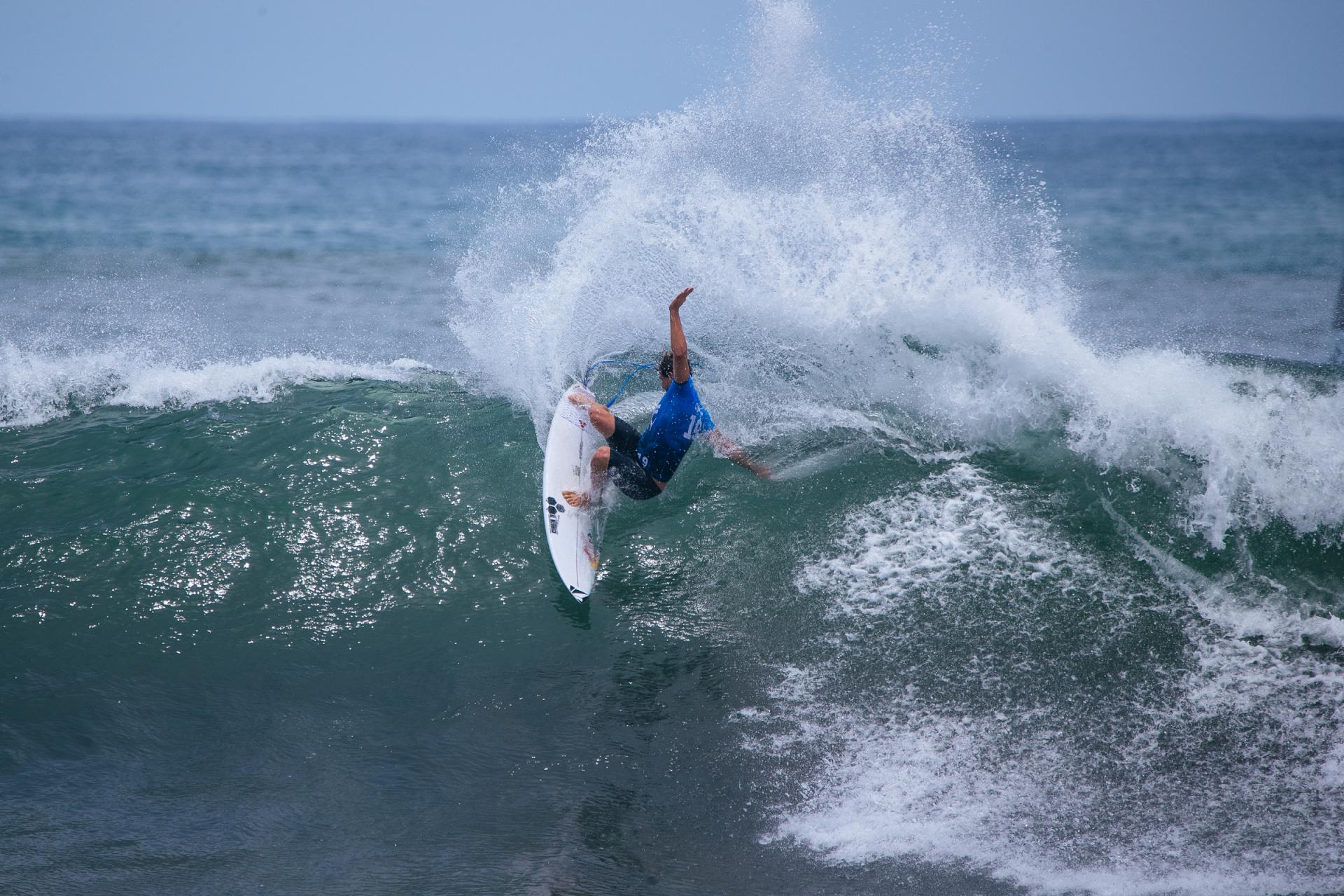 Joao Chianca en transition entre deux sections - Surf City El Salvador Pro 2026 - Journée 2