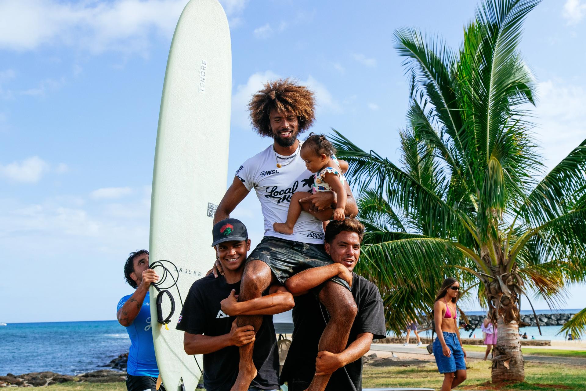 Kaniela Stewart célèbre sa victoire avec le public - Local Motion Surf Into Summer Longboard 2026 - Journée 1