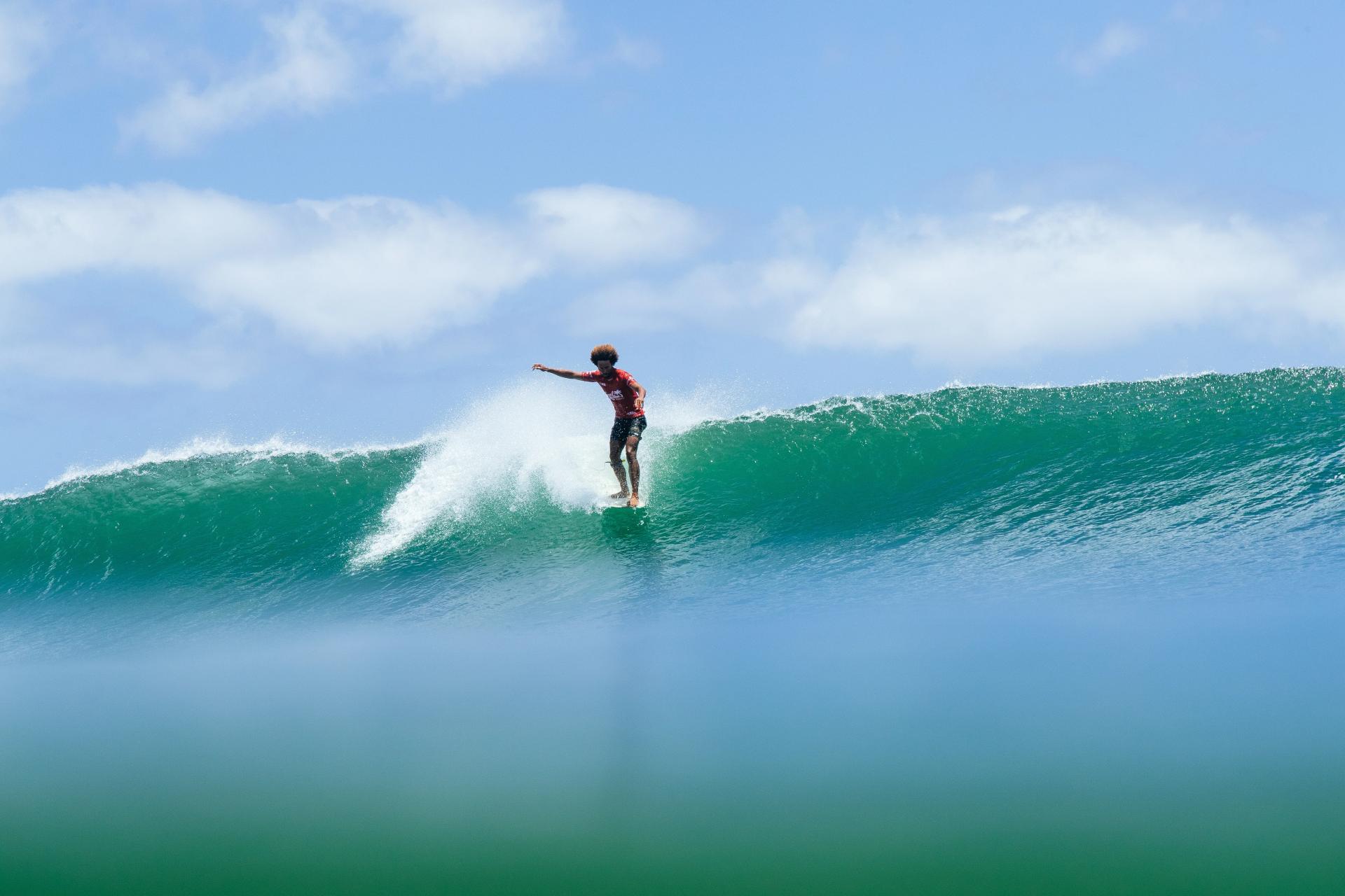 Kaniela Stewart en action à Ala Moana Bowls