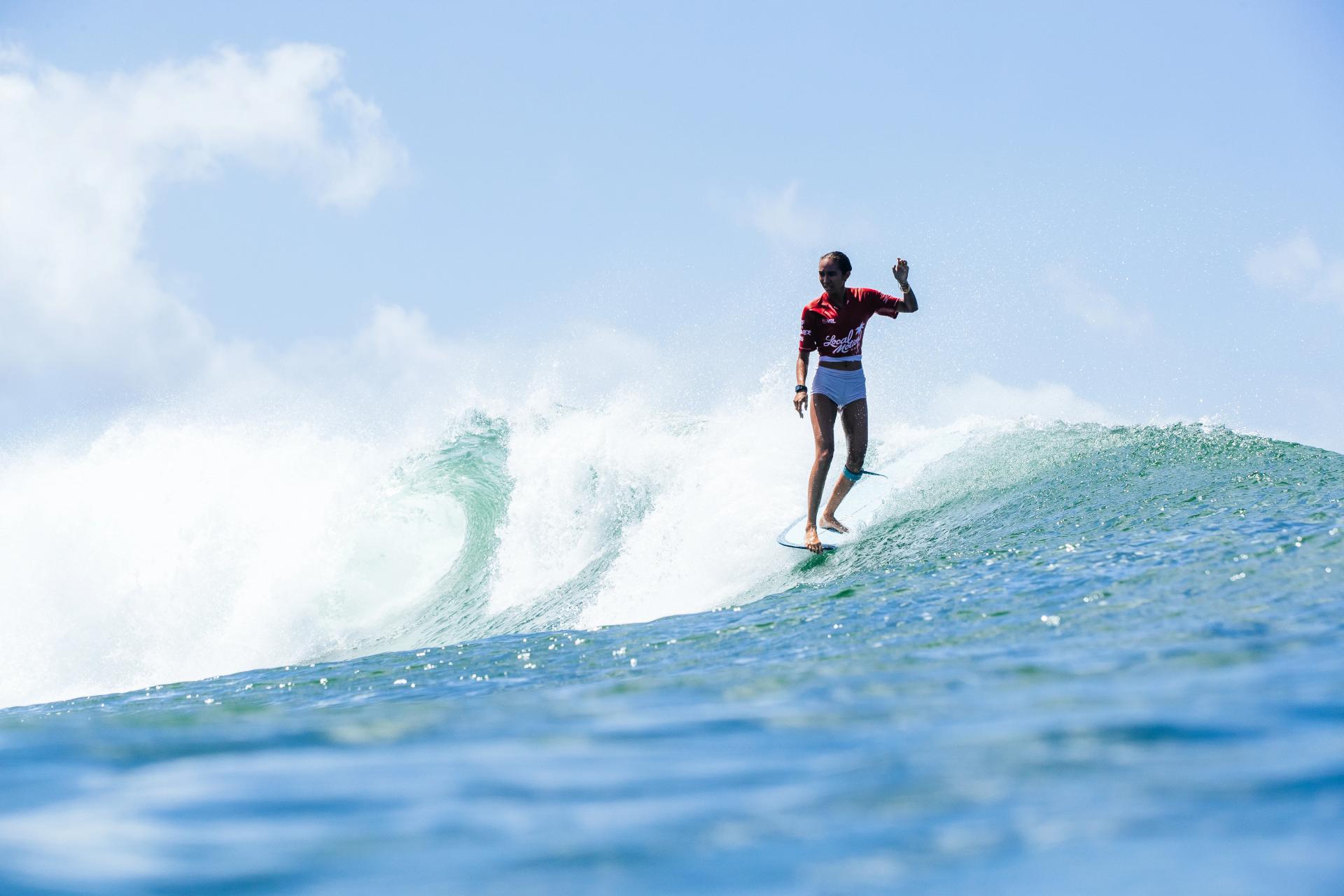 Kelis Kaleopa'a à la relance sur la vague - Local Motion Surf Into Summer Longboard 2026 - Journée 1