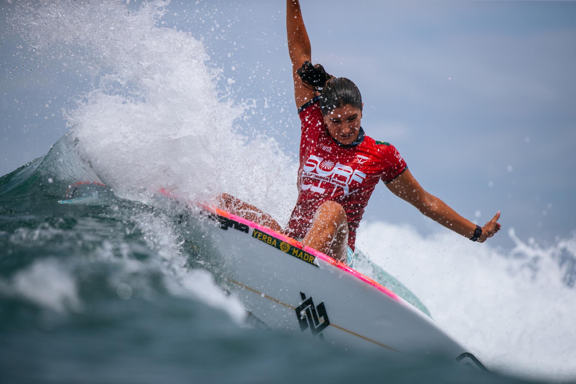 Luana Silva en transition entre deux sections - Surf City El Salvador Pro 2026 - Journée 3