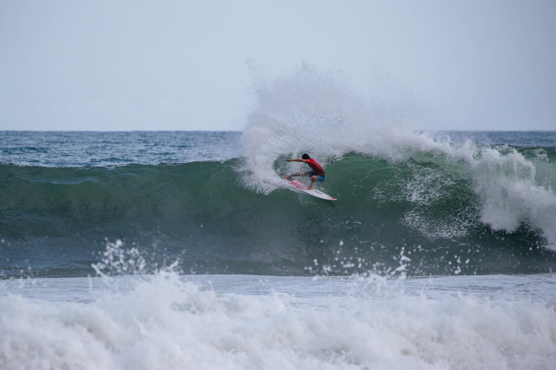 Marco Mignot sur la vague à Punta Roca