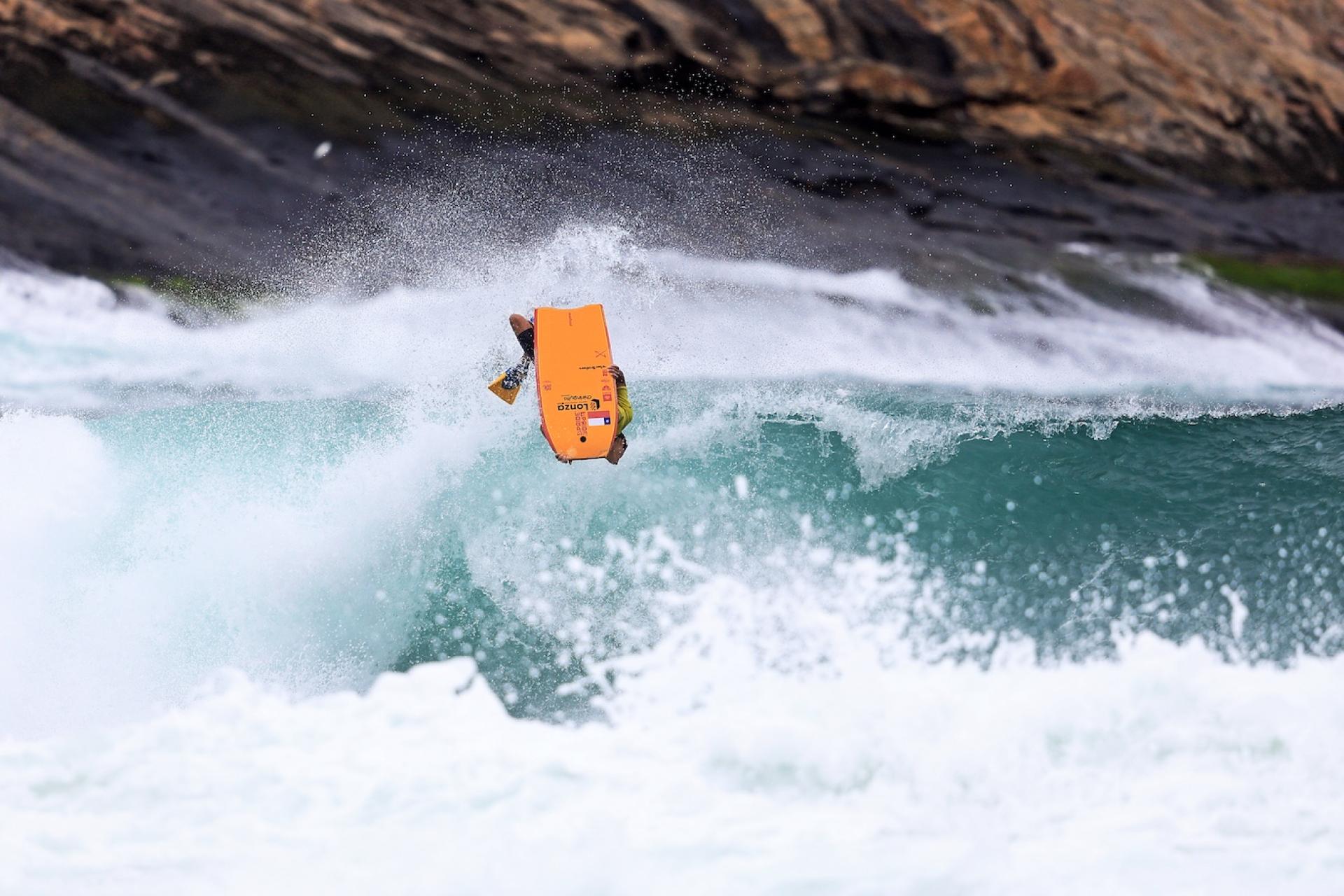 Matías Díaz en backflip sur une droite d'Itacoatiara - Itacoatiara Pro 2026 - Journée 4
