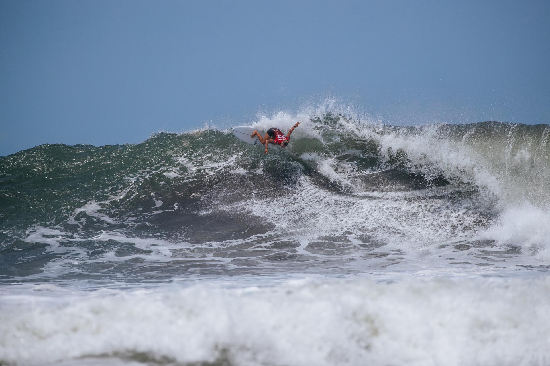 Nadia Erostarbe sur une droite de Punta Roca - Surf City El Salvador Pro 2026 - Journée 1