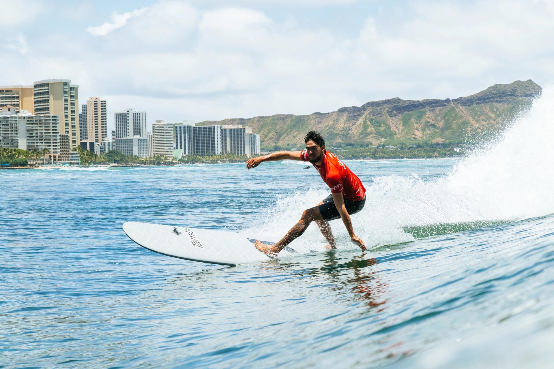 Nelson Ahina III bottom turn sur la vague d'Ala Moana Bowls - Local Motion Surf Into Summer Longboard 2026 - Journée 1