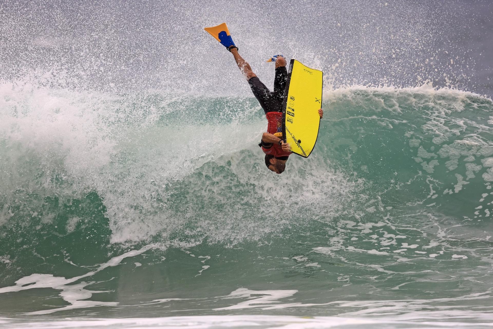 Pierre-Louis Costes en backflip en demi-finale à Itacoatiara - Itacoatiara Pro 2026 - Journée 4