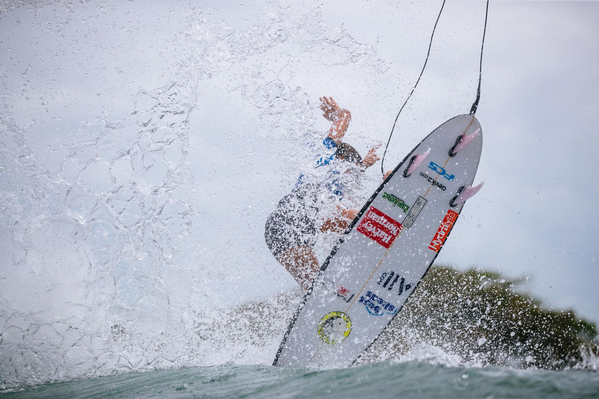 Sally Fitzgibbons dans sa série à Punta Roca - Surf City El Salvador Pro 2026 - Journée 3