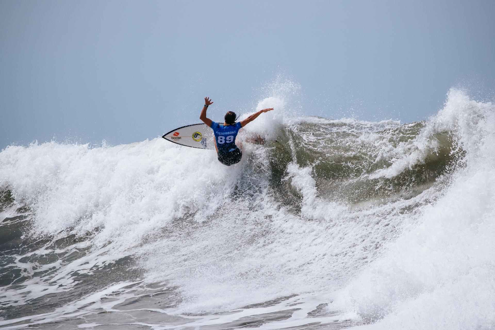 Sally Fitzgibbons sur la section au large de Punta Roca - Surf City El Salvador Pro 2026 - Journée 1