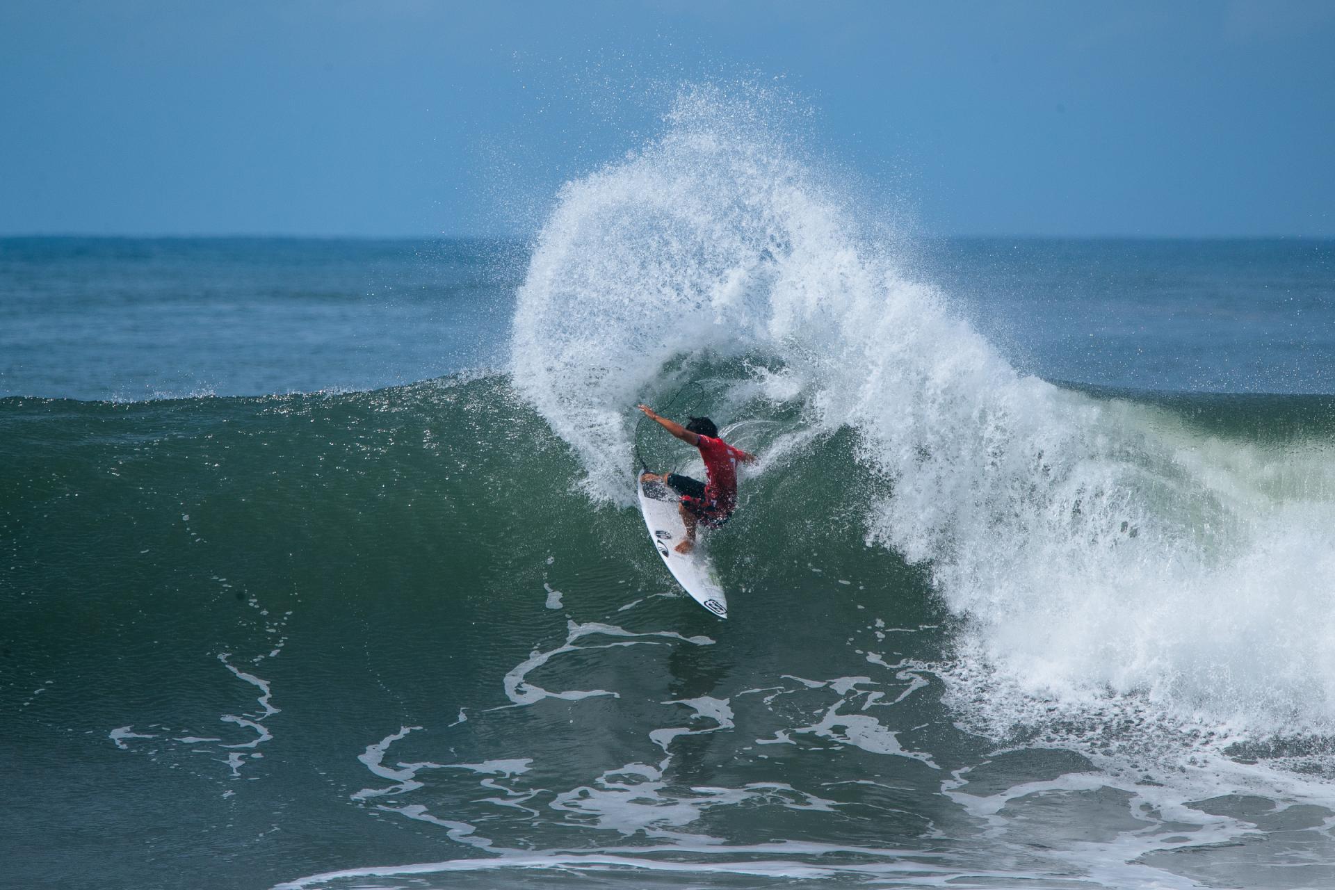 Seth Moniz à la relance sur la vague - Surf City El Salvador Pro 2026 - Journée 1