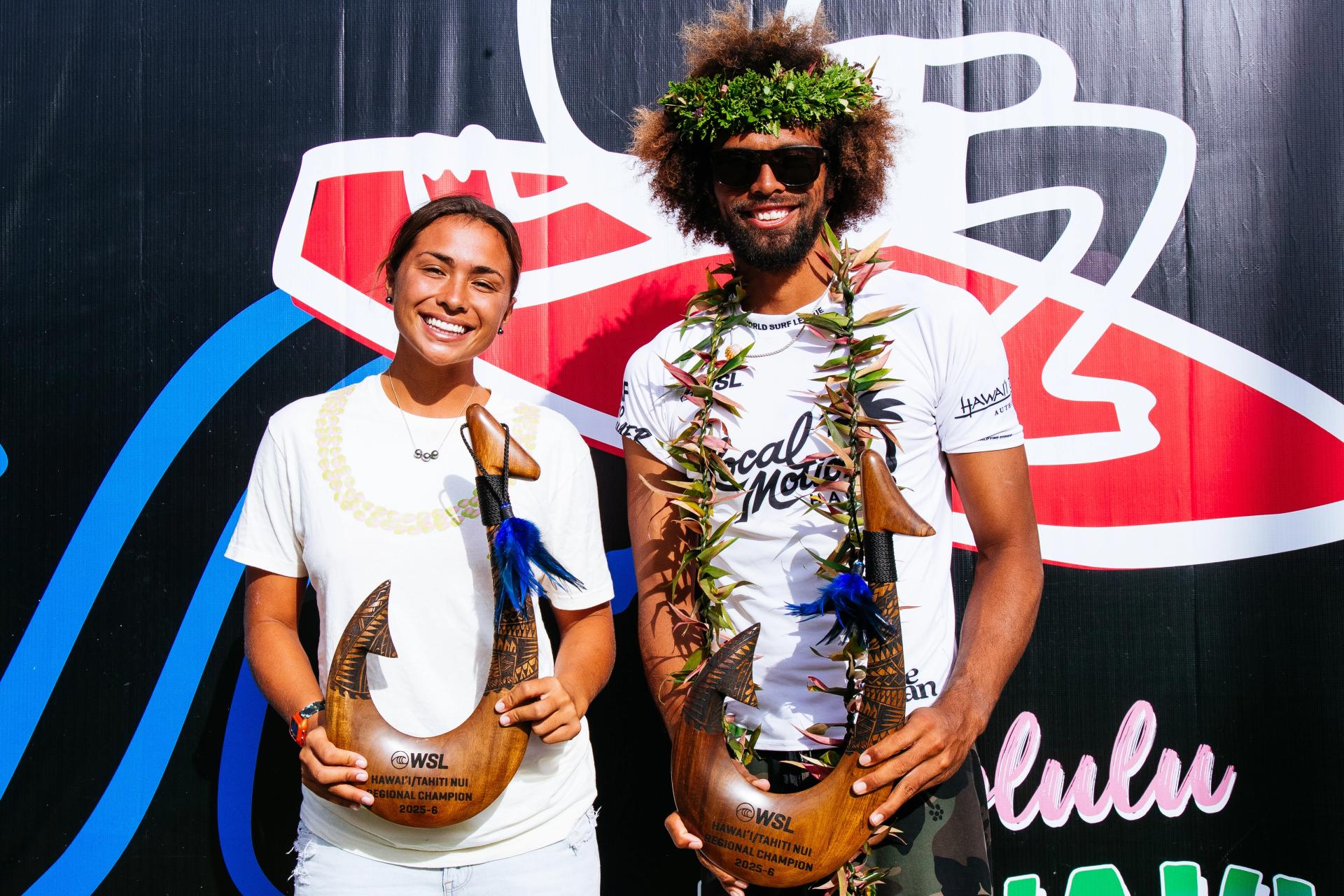 Sive Jarrard et Kaniela Stewart au podium officiel de l'étape - Local Motion Surf Into Summer Longboard 2026 - Journée 1