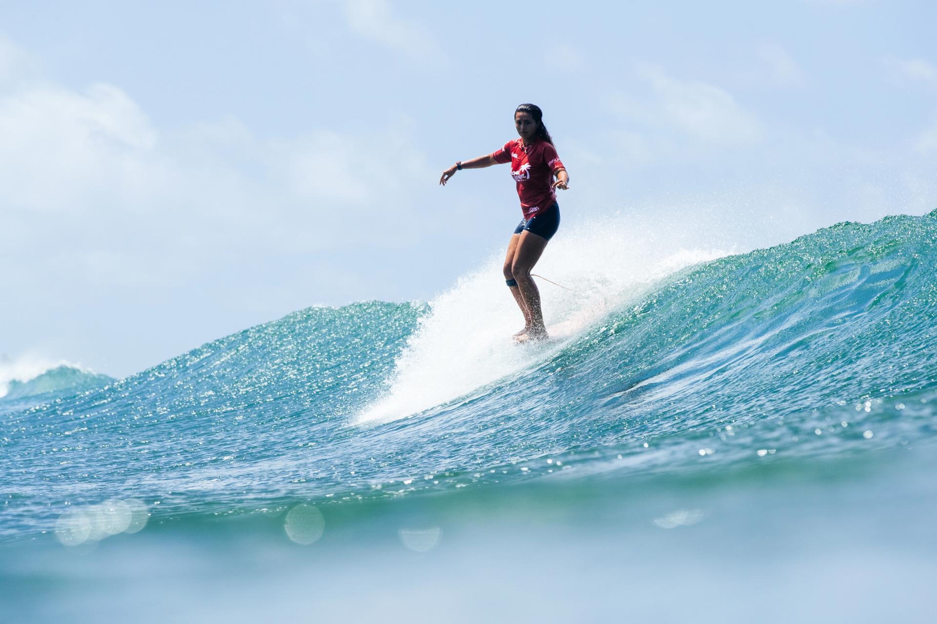 Sive Jarrard sur la section au large d'Ala Moana Bowls - Local Motion Surf Into Summer Longboard 2026 - Journée 1