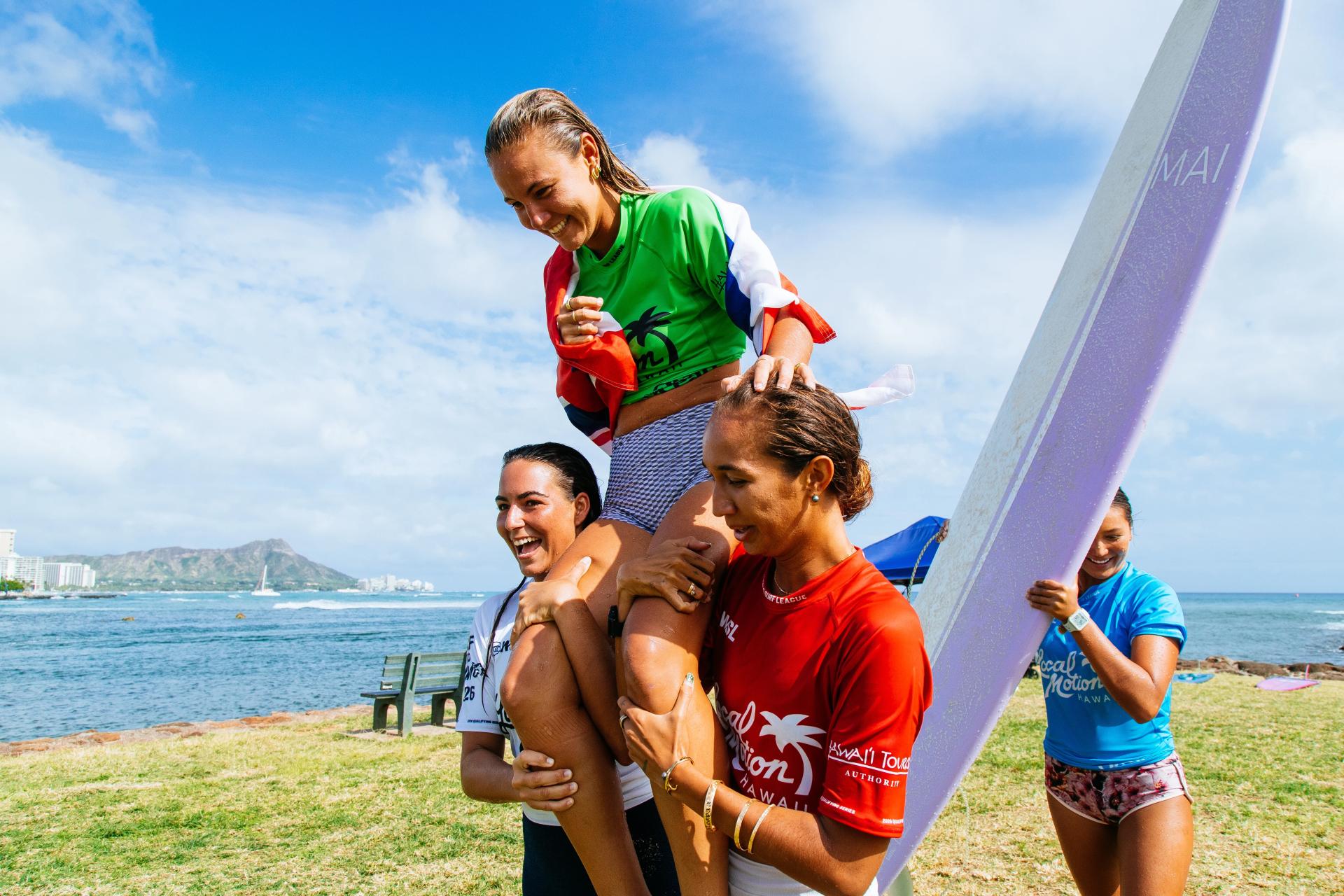 Sophia Culhane célèbre sa victoire avec le public - Local Motion Surf Into Summer Longboard 2026 - Journée 1