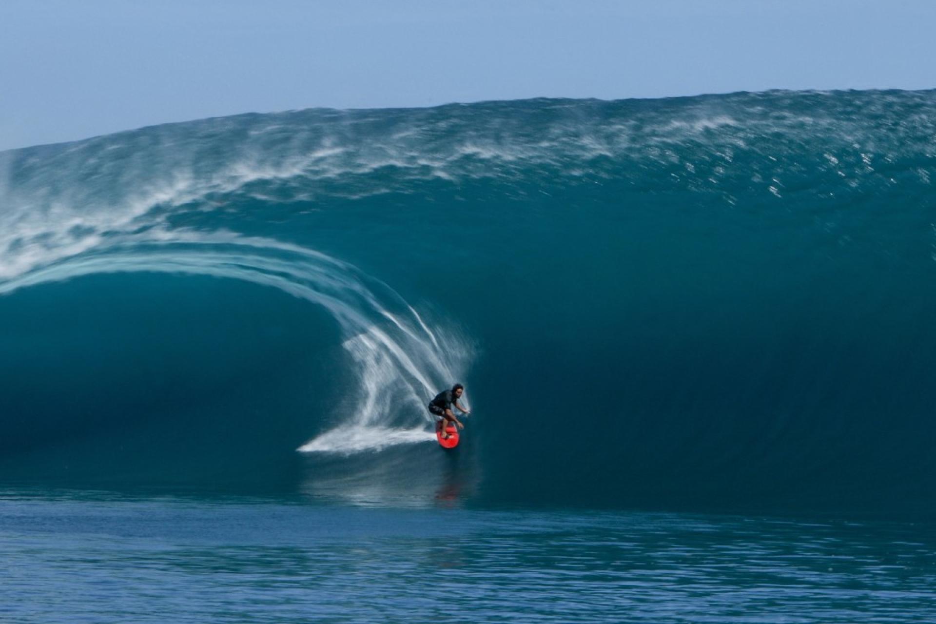 Couverture de la video : TEAHUPO'O XXL PUMPING 12FT SURF SESSION!!! (RAW CLIPS)