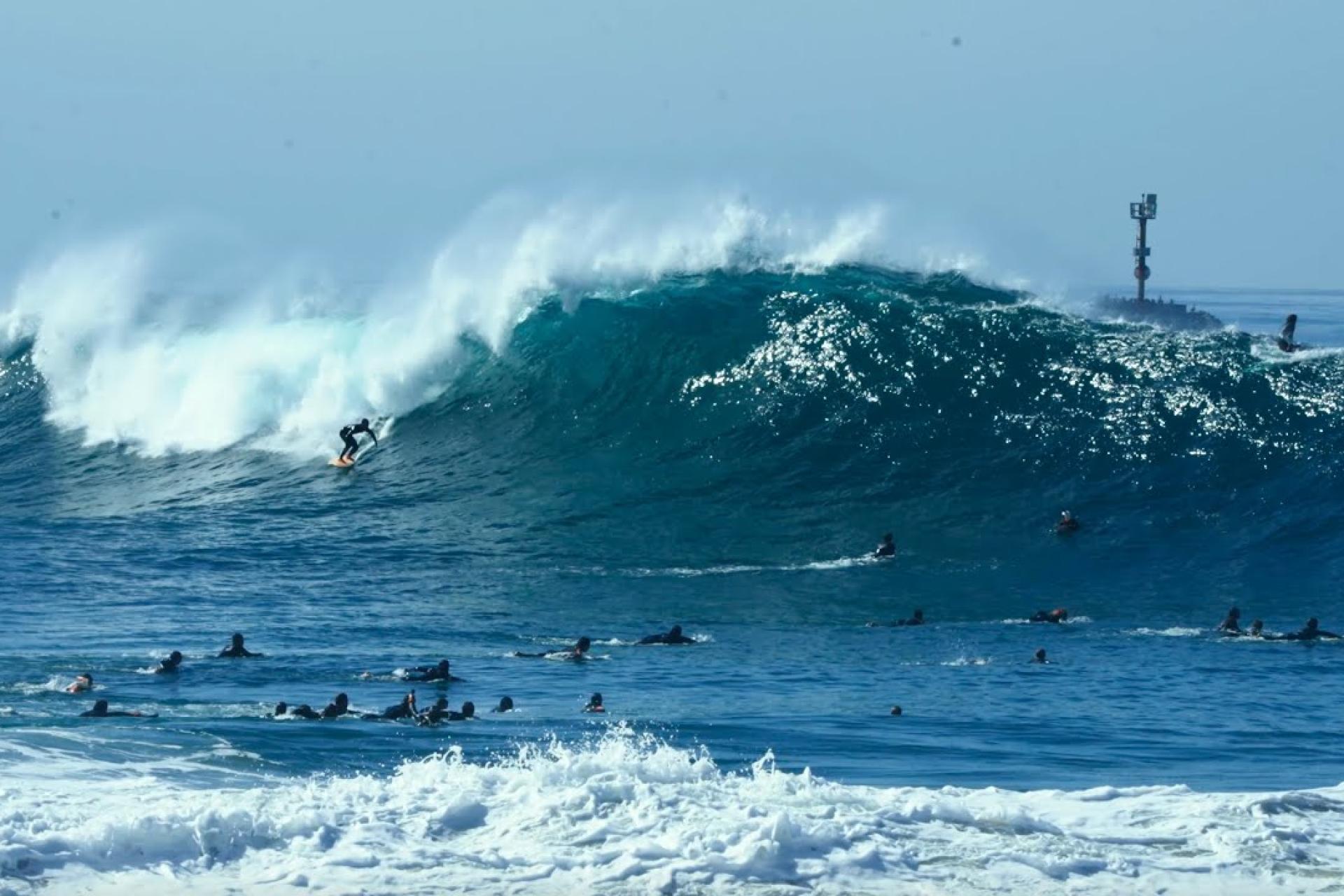 The Wedge explose sous une houle XXL de plus de 20 pieds