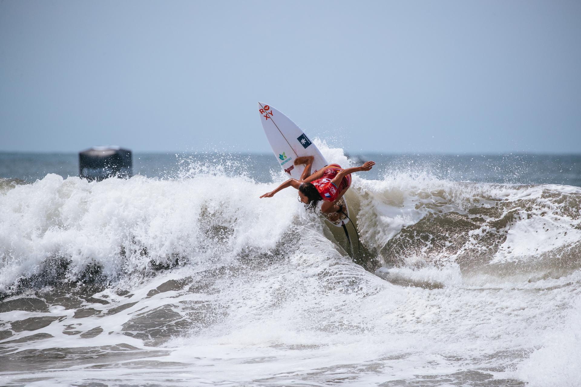 Vahine Fierro à la relance sur la vague - Surf City El Salvador Pro 2026 - Journée 1