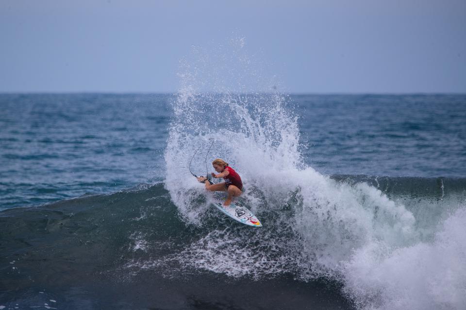 Caitlin Simmers sur la vague à Punta Roca