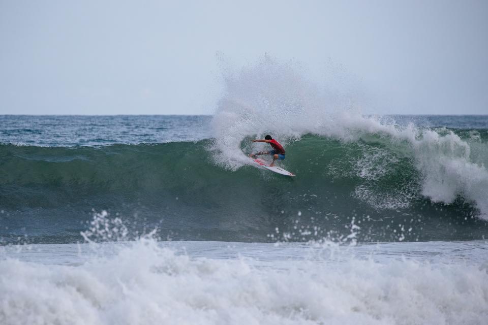 Marco Mignot sur la vague à Punta Roca