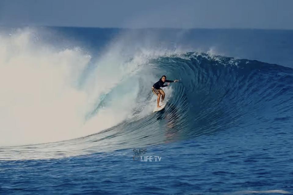 The Hole délivre des tubes parfaits aux Mentawai