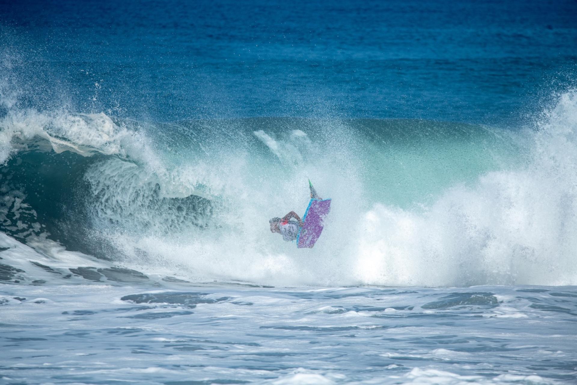 Bodyboardeur local dans une section puissante à Boca de Pascuales