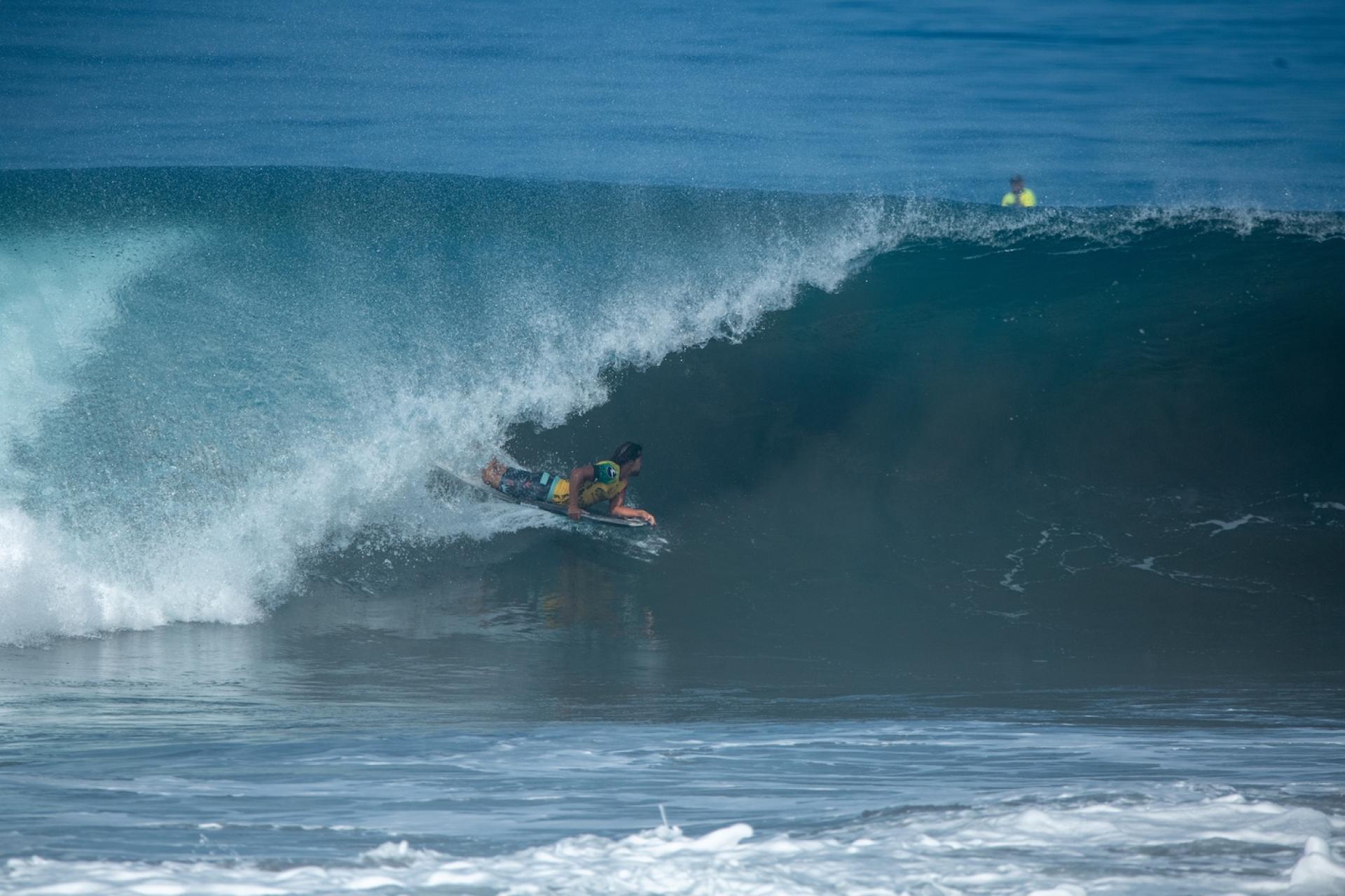 Kalani Favela dans une section tubulaire à Boca de Pascuales