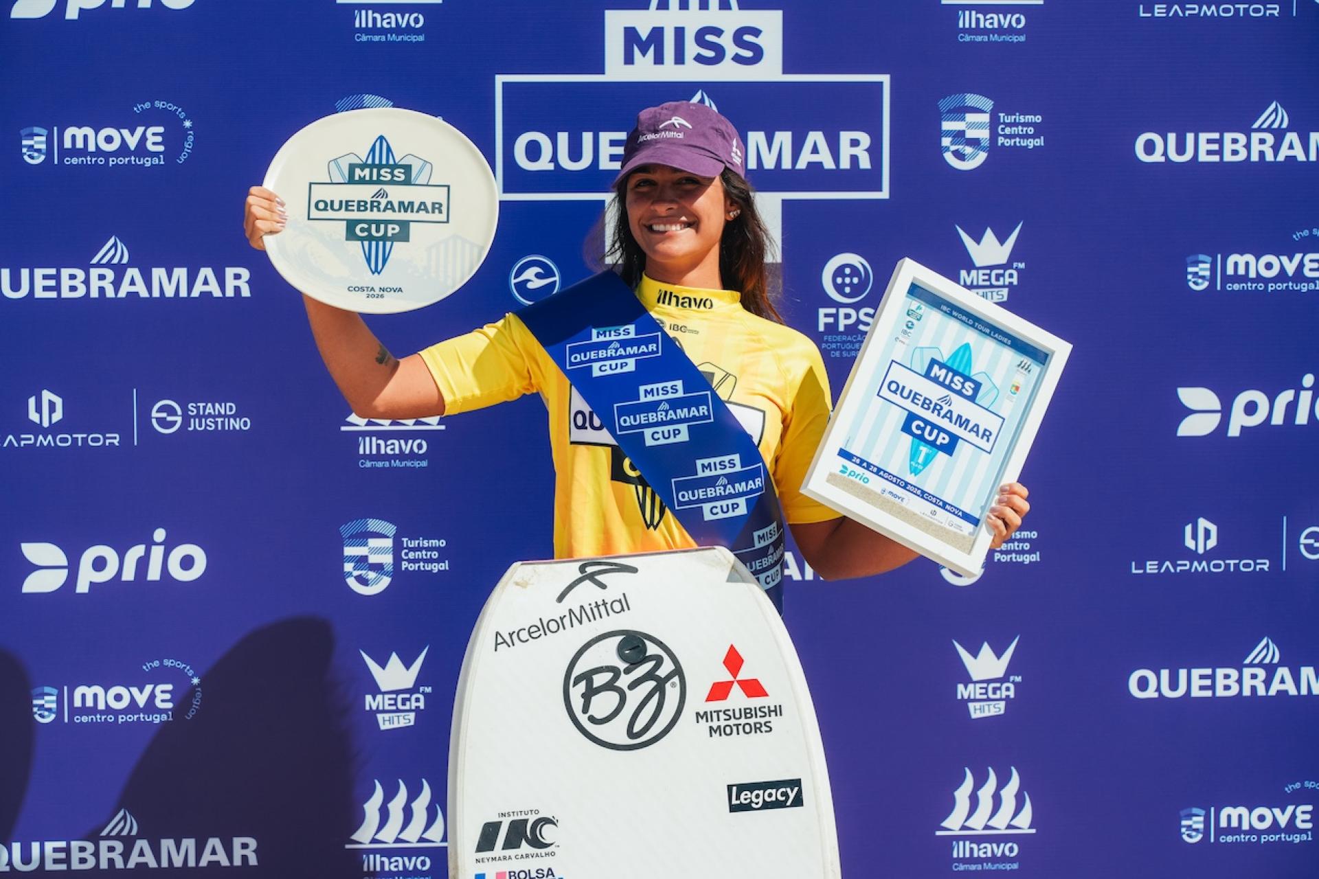 Luna Hardman avec son trophée à la Miss Quebramar Cup 2026