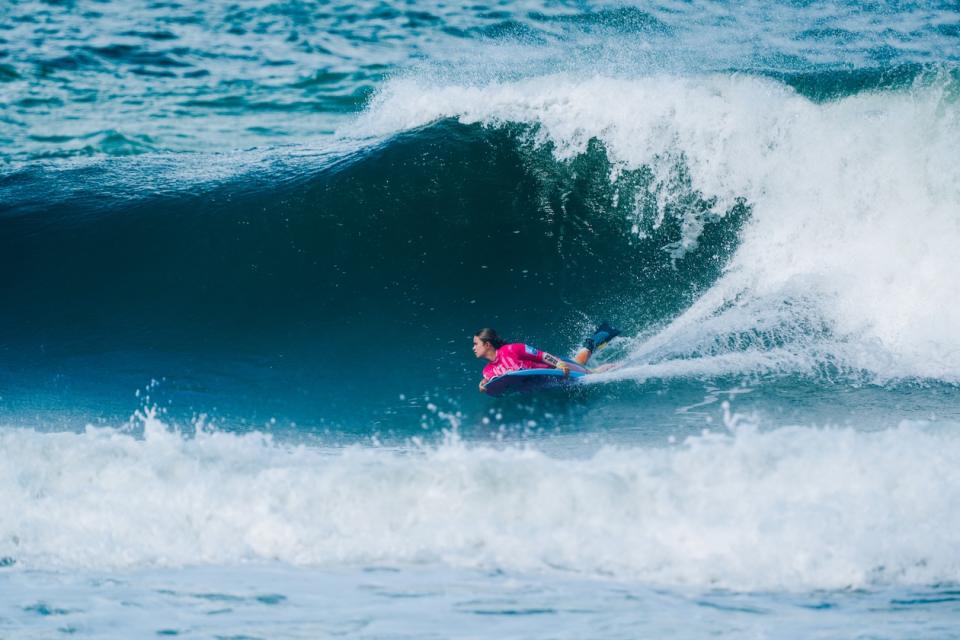 Une concurrente en bodyboard à Costa Nova pendant la Miss Quebramar Cup 2026