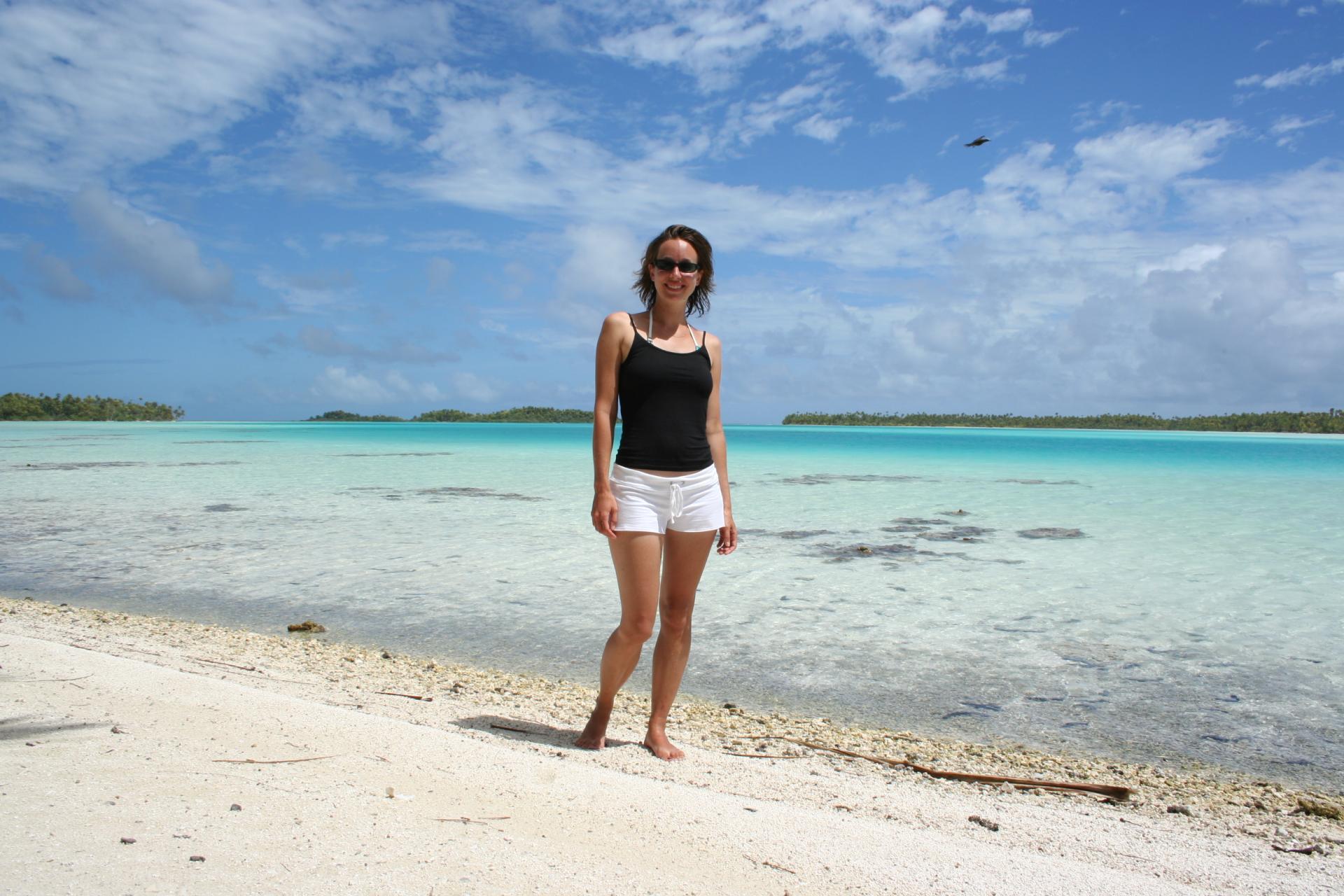 Emilie avec le smile au lagon bleu - Rangiroa - Tuamotu - Polynésie française
