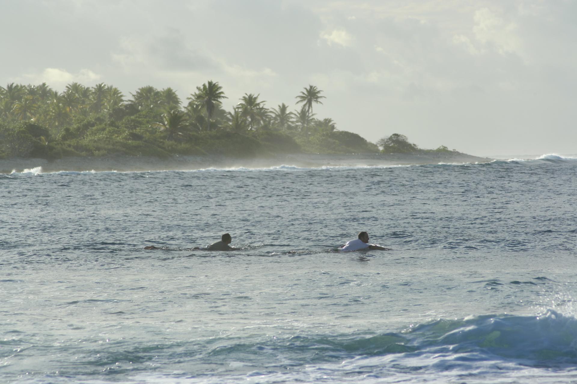 Le surf, c'est la rame - Jean Michel et rOmanO - Avatoru - Rangiroa - Tuamotu