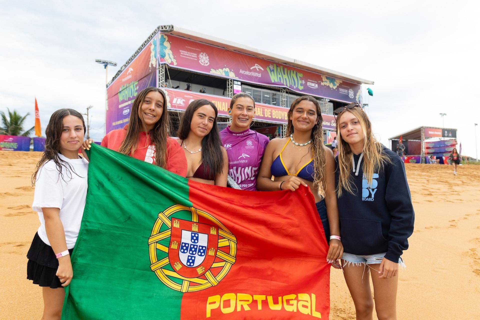 Luana Dourado et l'équipe du Portugal - Praia do Solemar - ArcelorMittal Wahine Bodyboard Pro 2026 - Journée 5