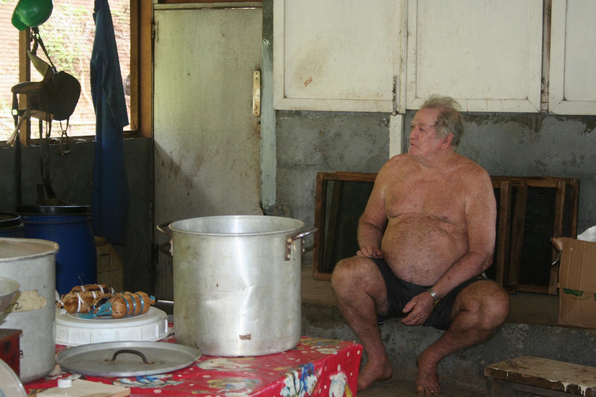 Monsieur O'Connor, producteur de bananes séchées - Hiva Oa - Marquises - Polynésie française