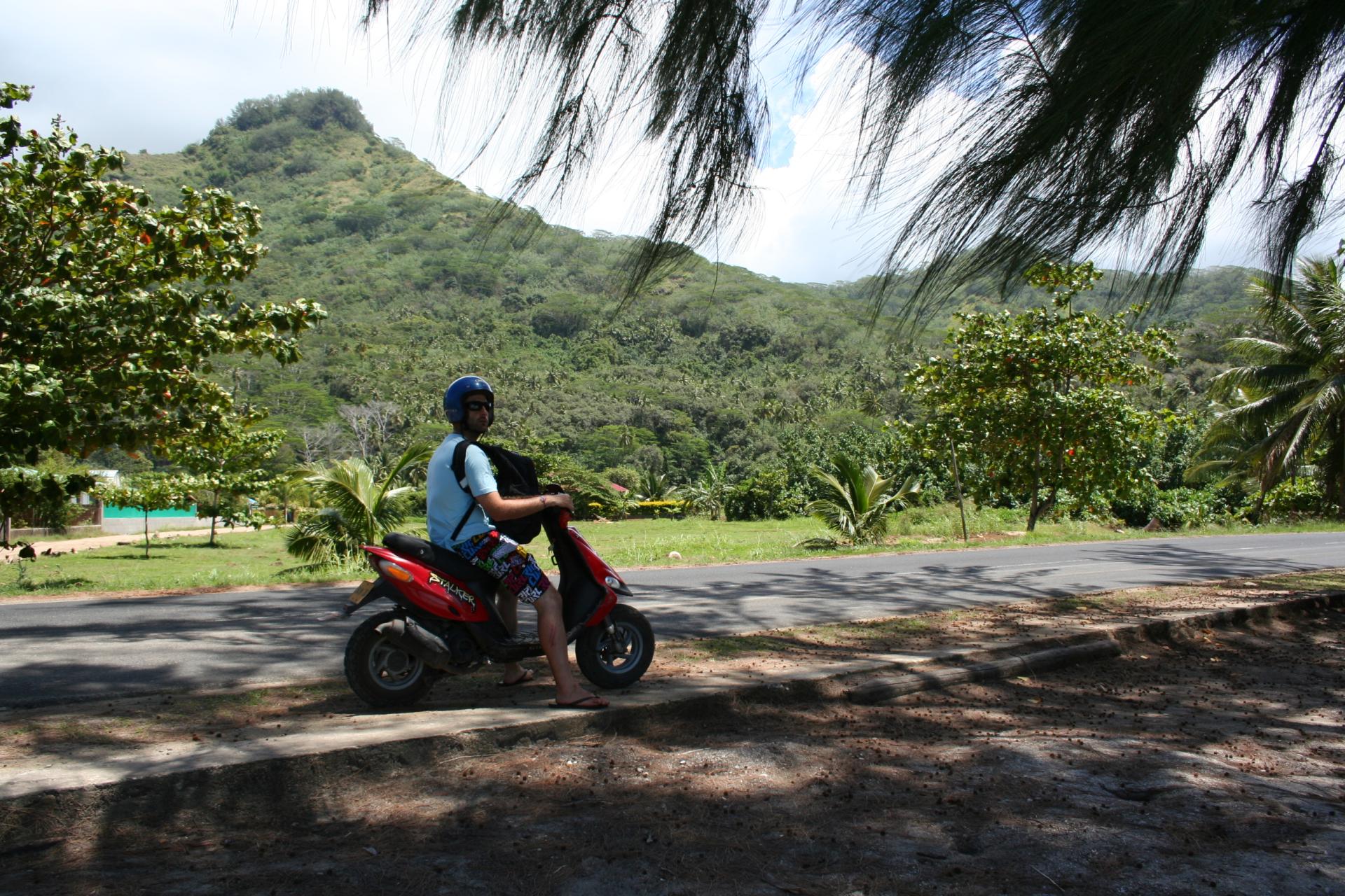 rOmanO en scooter - Moorea - Polynésie Française