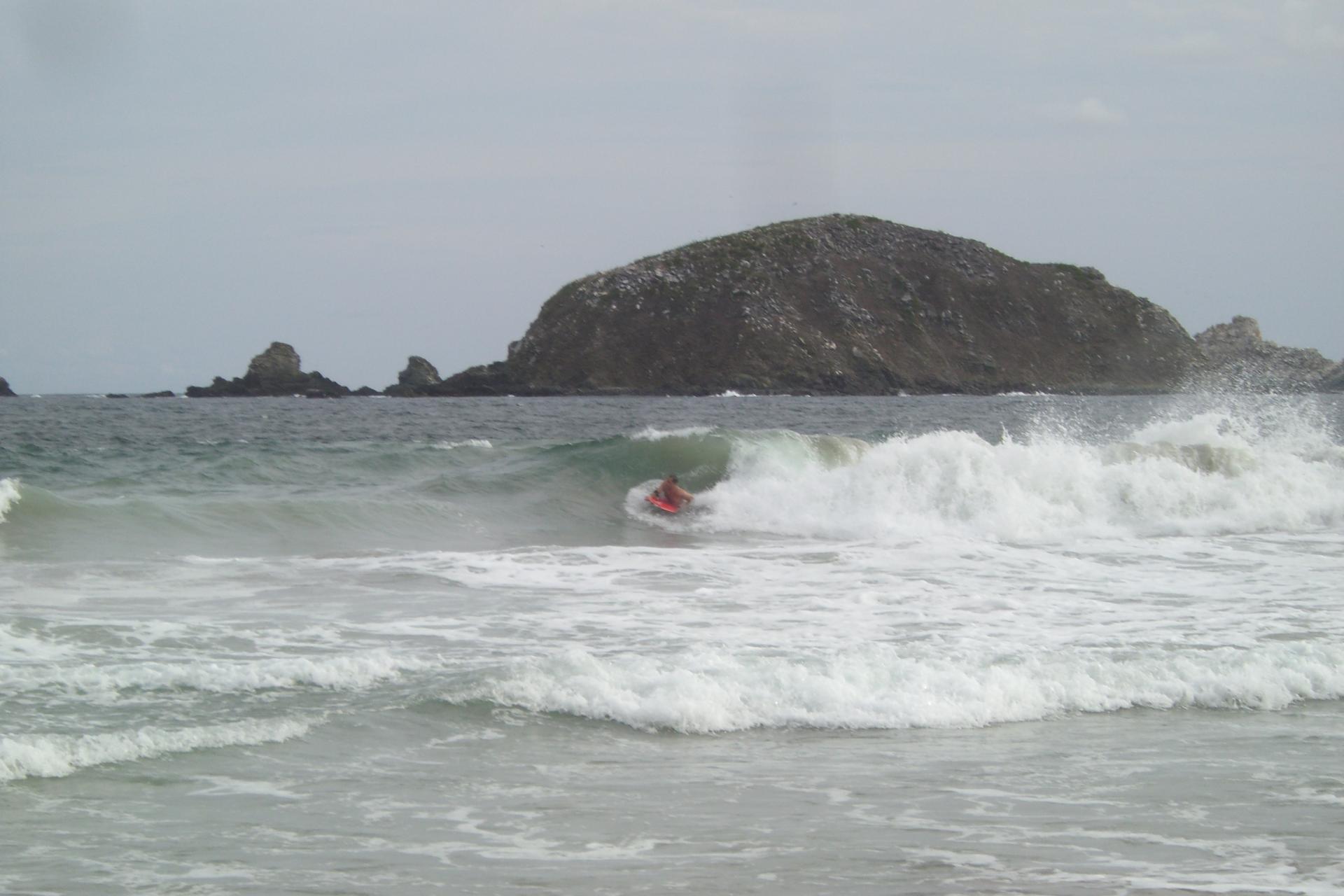 Petites vagues sur le spot d'Escolleras à Ixtapa