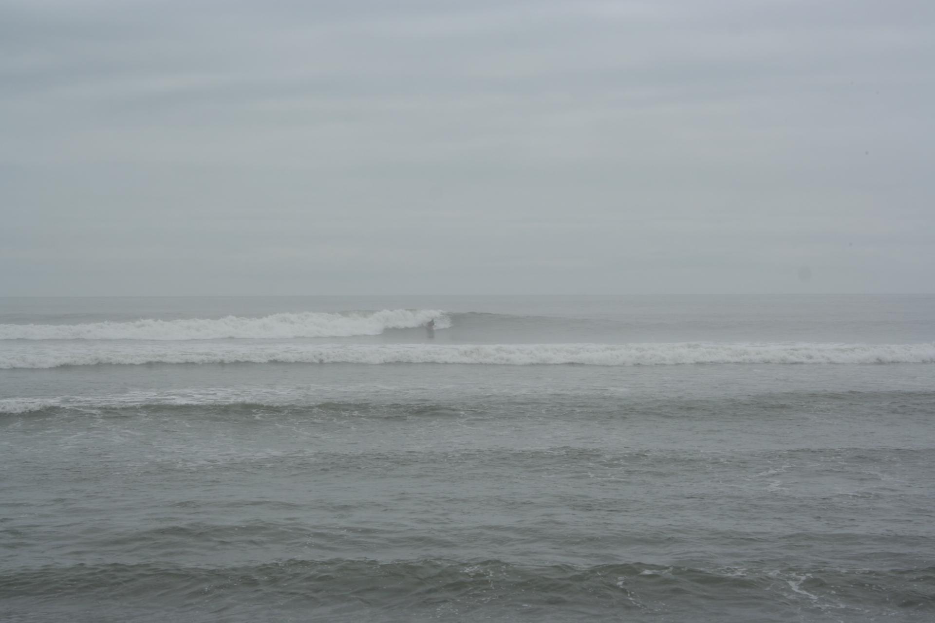 rOmanO sur une petite vague - Huanchaco - Pérou