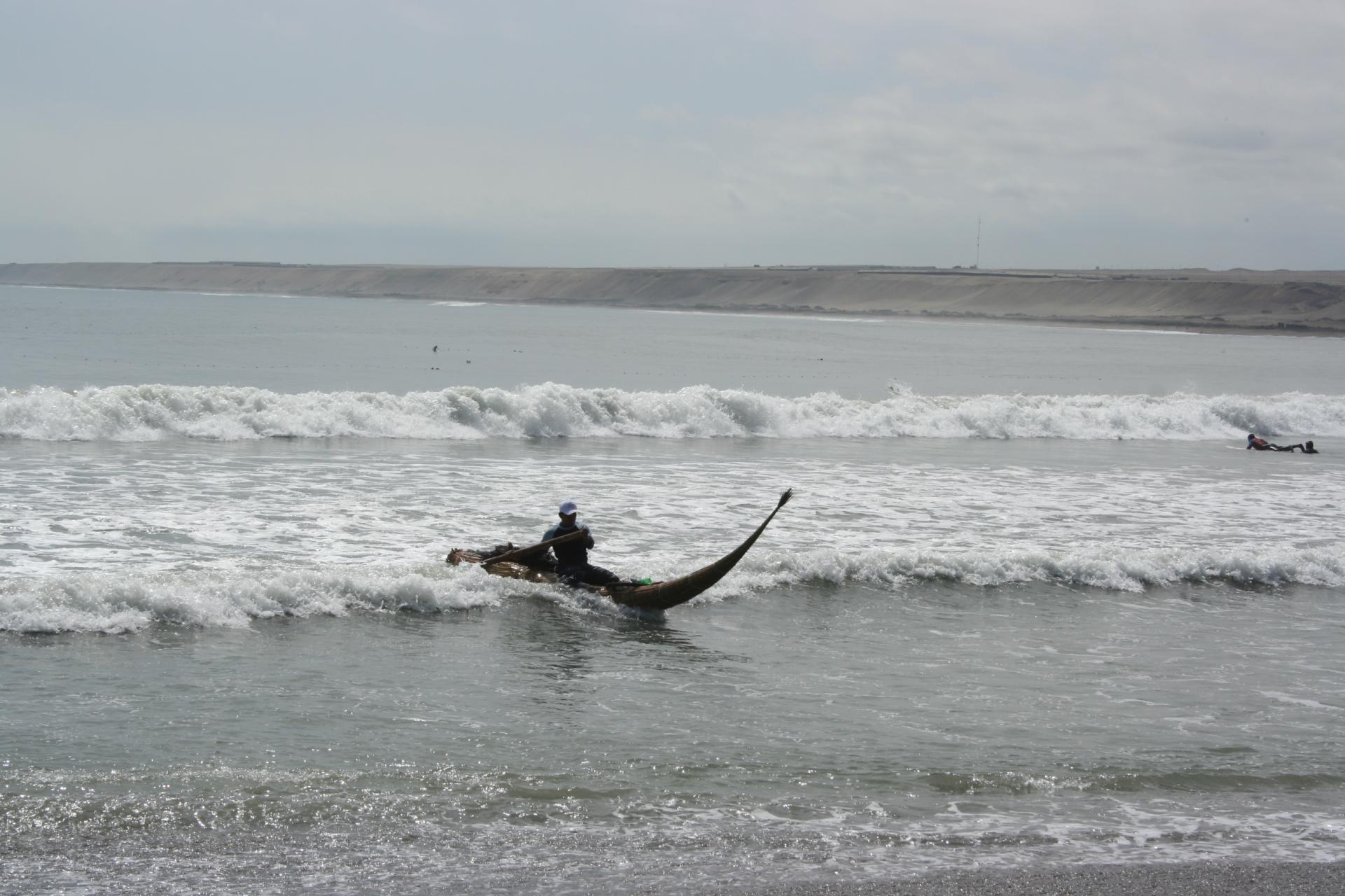 Surfeur - caballitos de totora - Huanchaco - Pérou